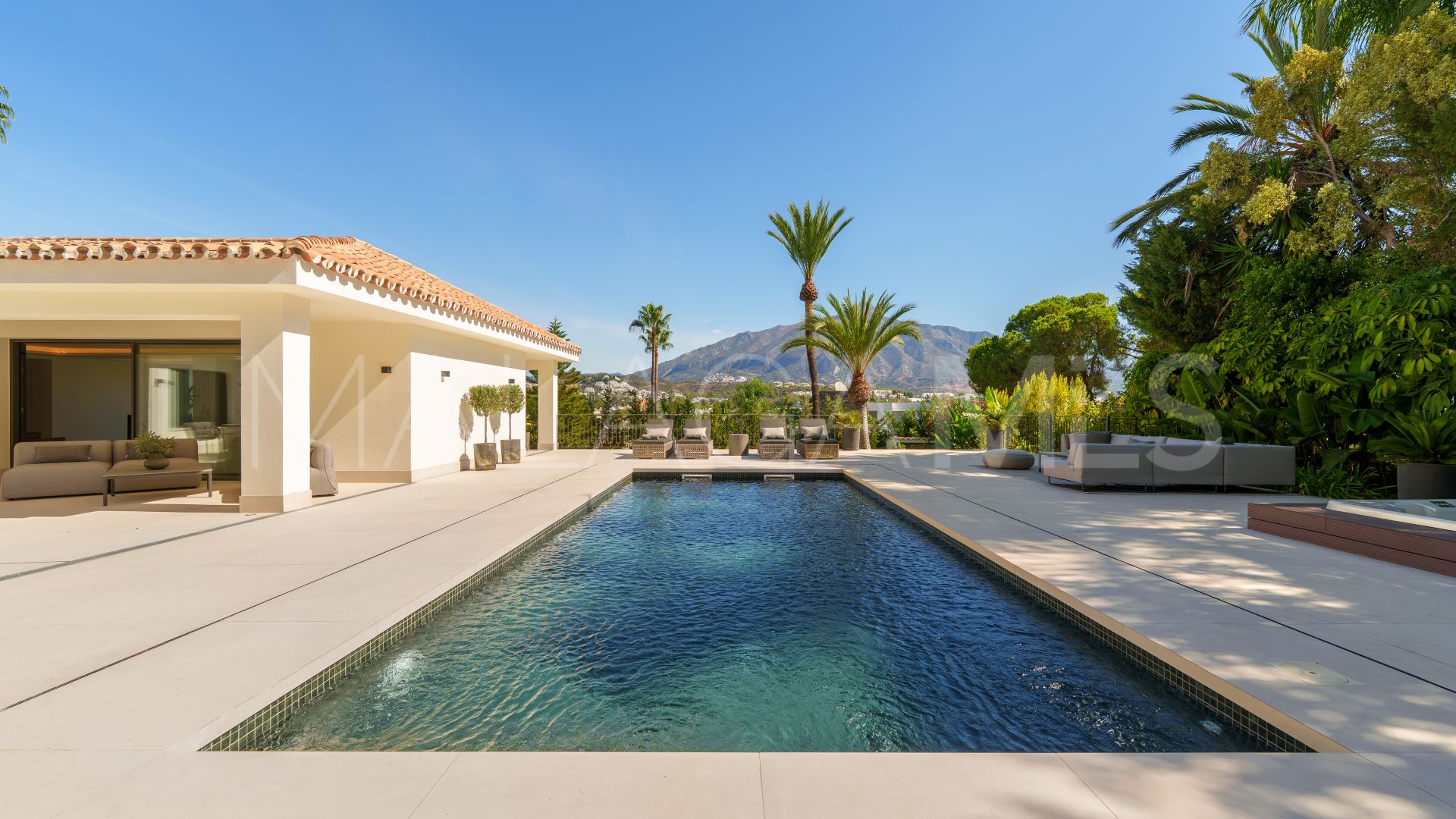 Villa for sale in Nueva Andalucia