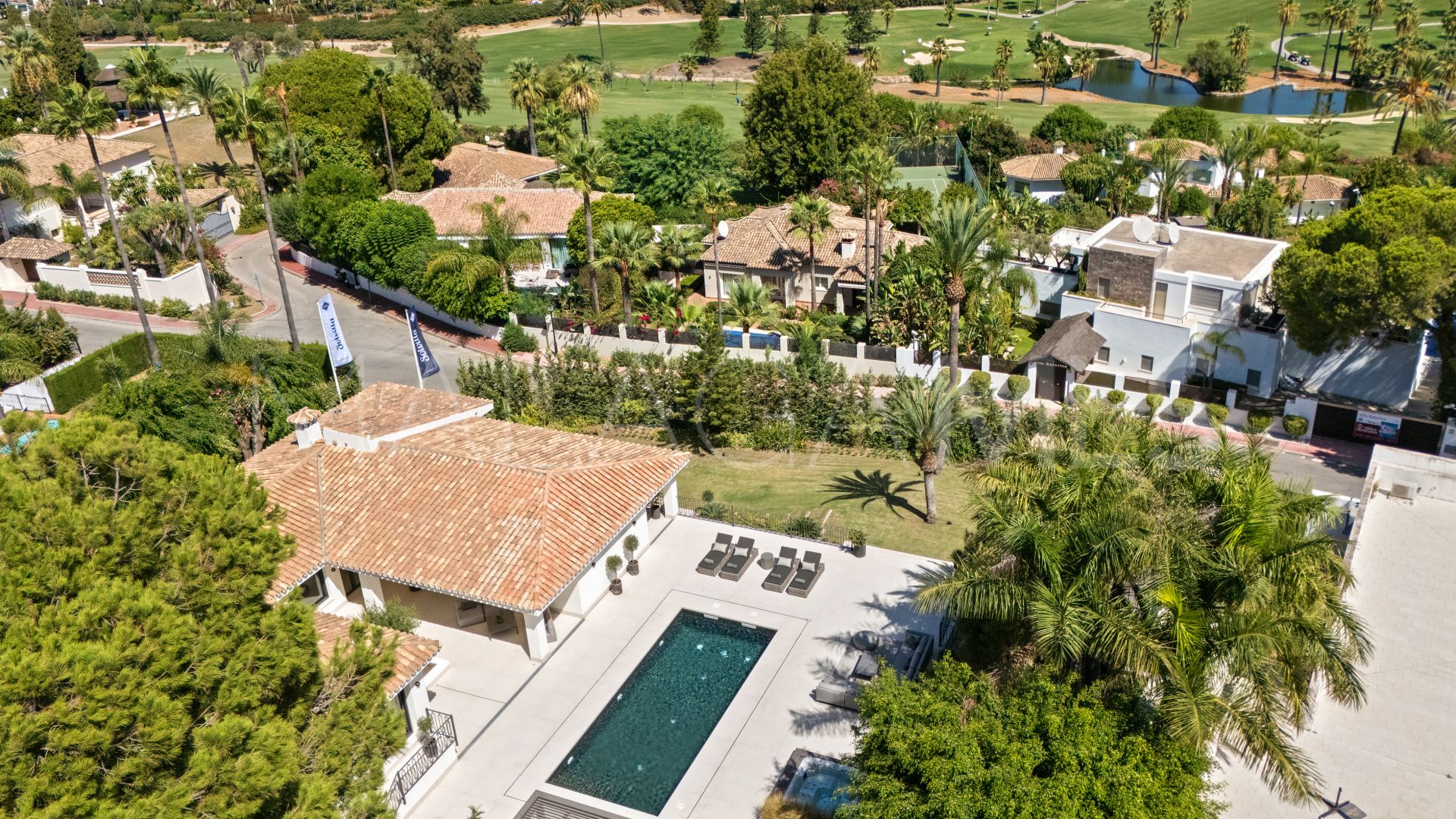 Villa for sale in Nueva Andalucia