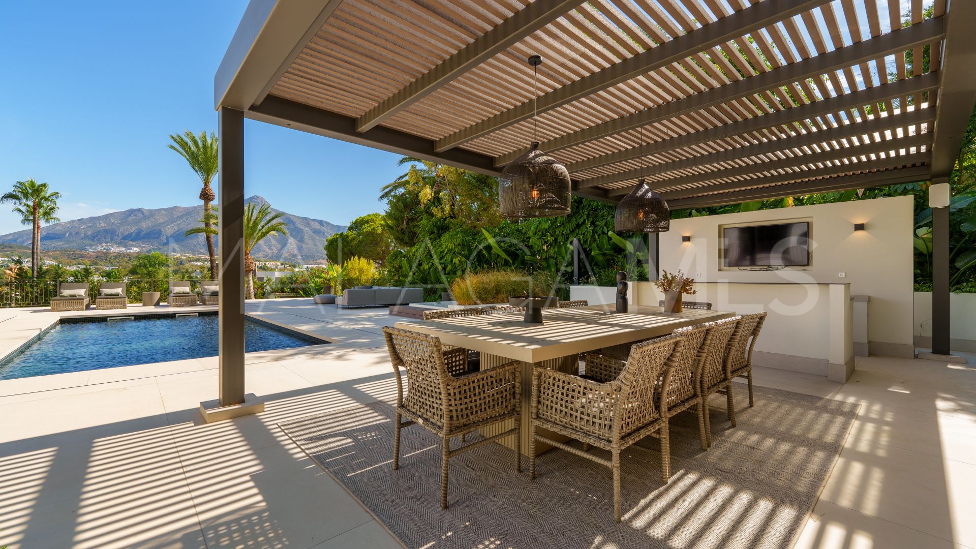 Villa for sale in Nueva Andalucia