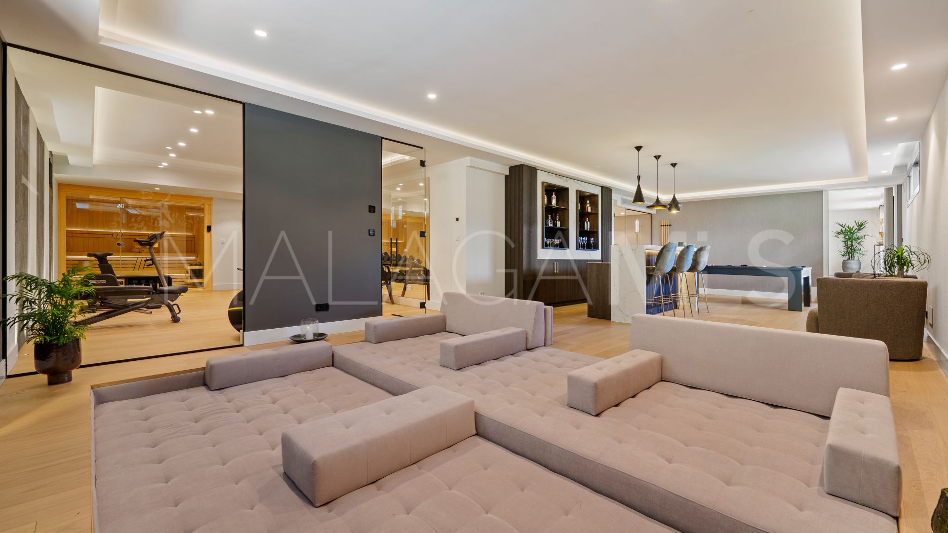 Villa for sale in Nueva Andalucia