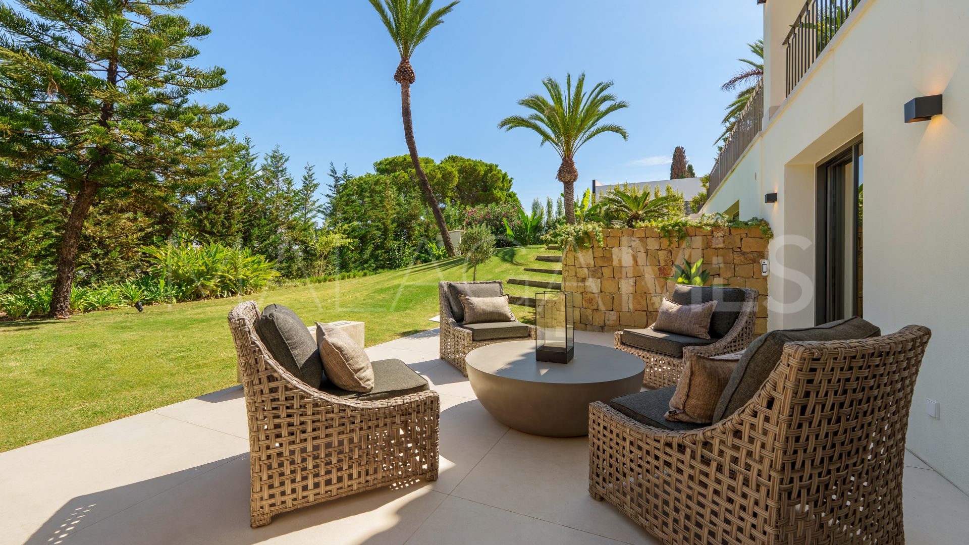 Villa for sale in Nueva Andalucia