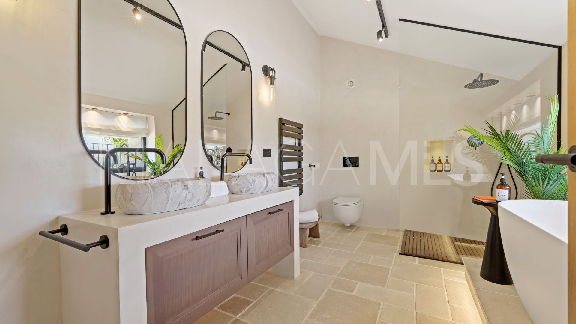 Villa for sale in Nueva Andalucia