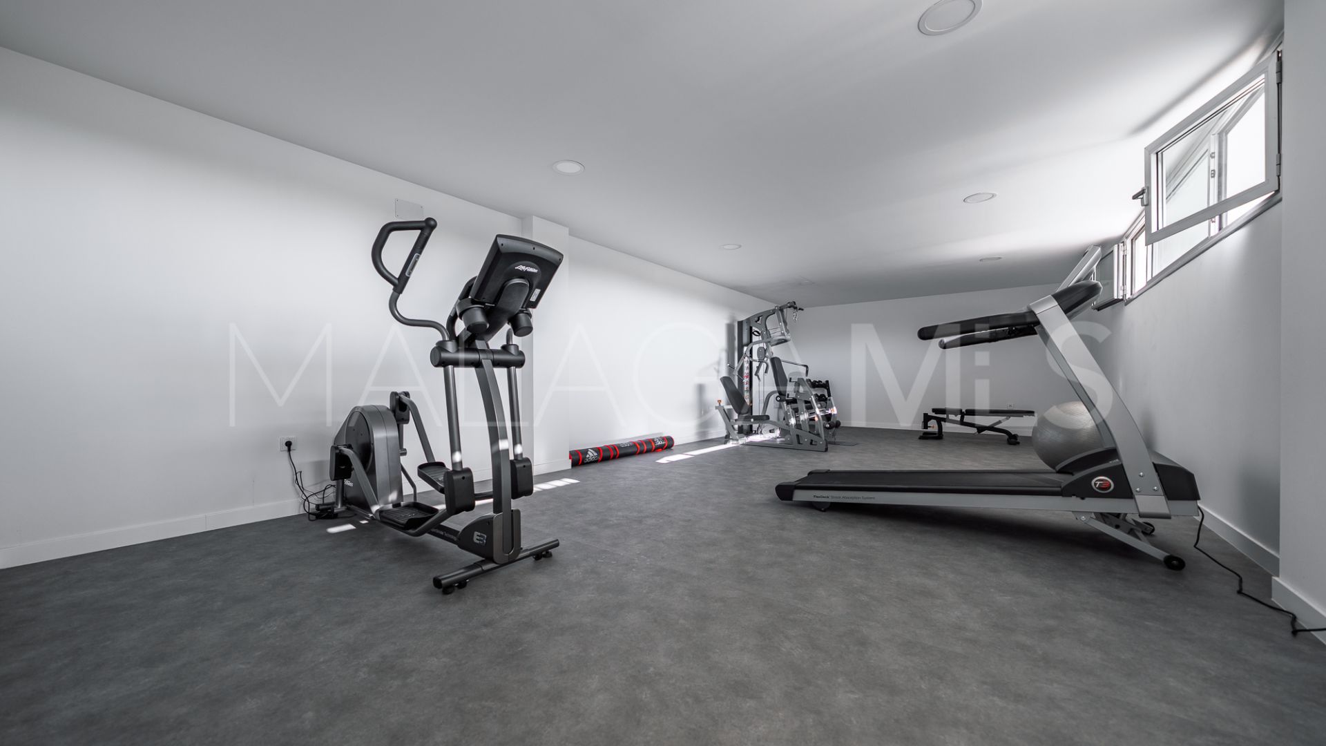 For sale duplex penthouse in Estepona with 3 bedrooms