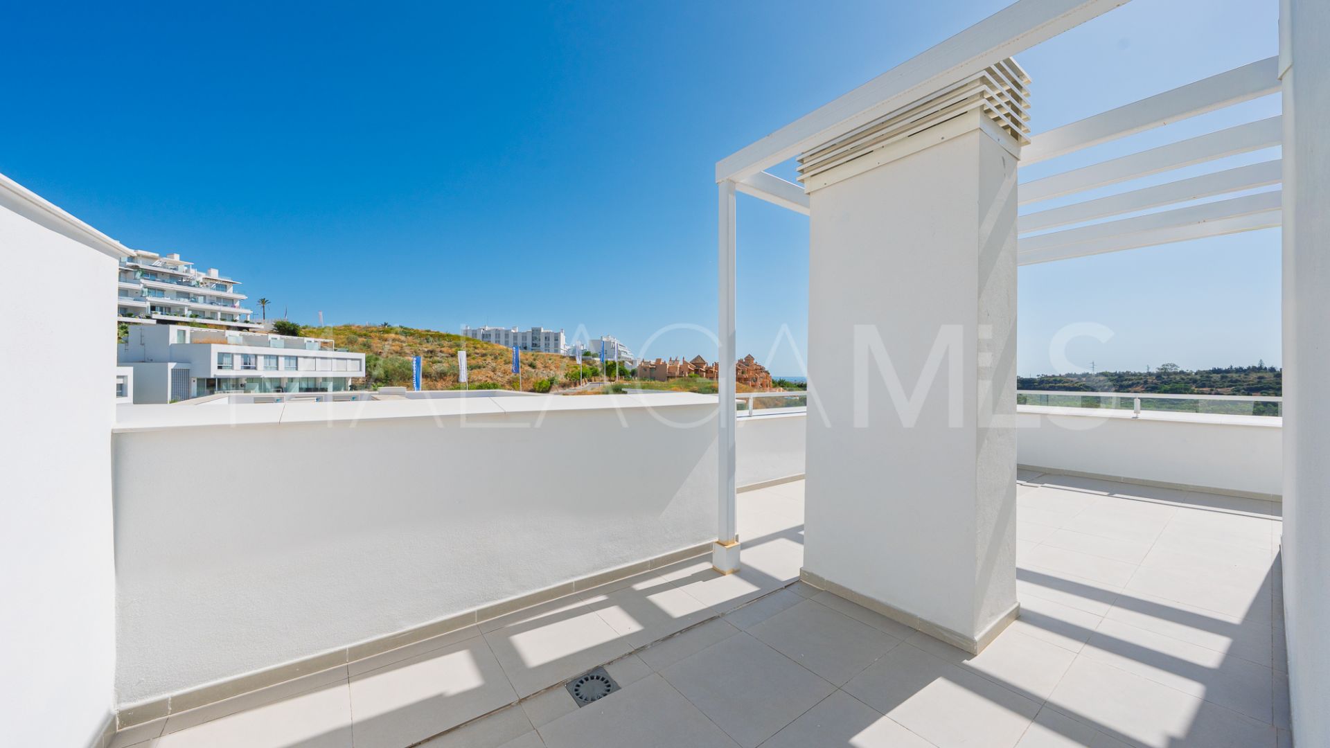 For sale duplex penthouse in Estepona with 3 bedrooms