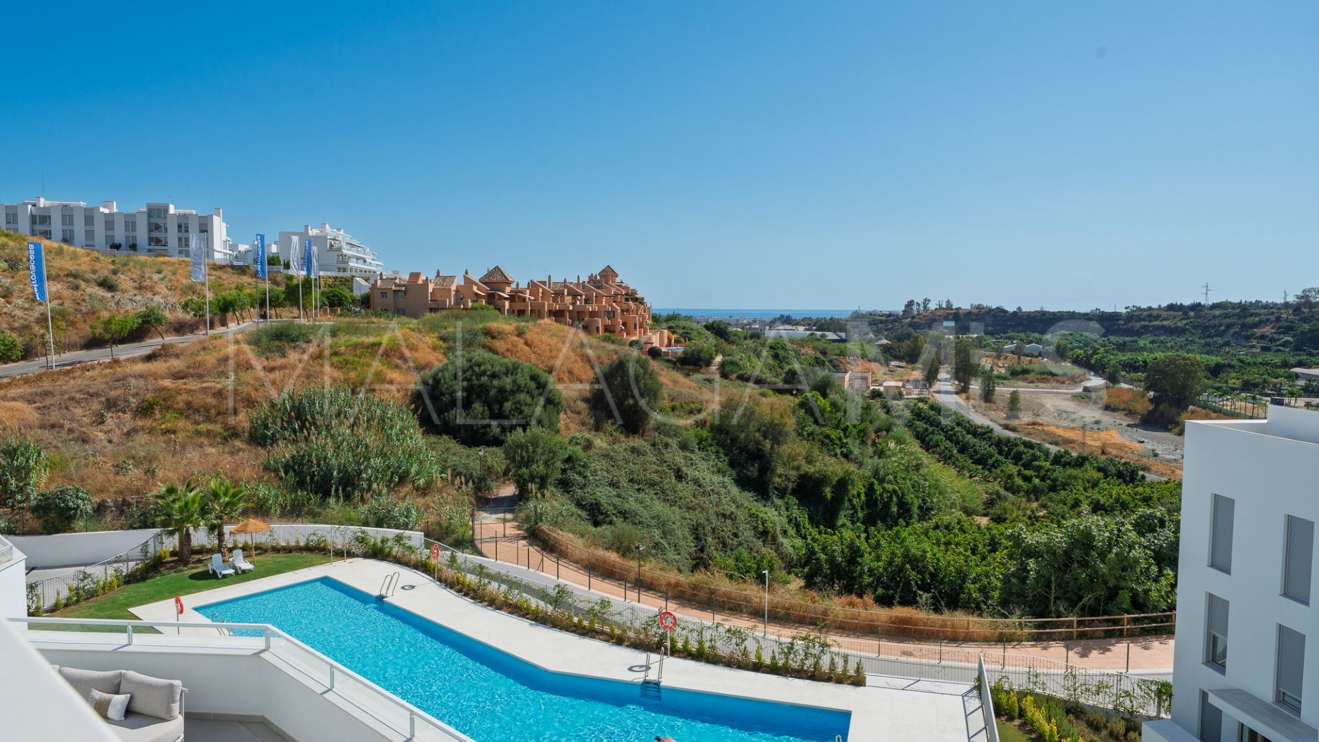 For sale duplex penthouse in Estepona with 3 bedrooms