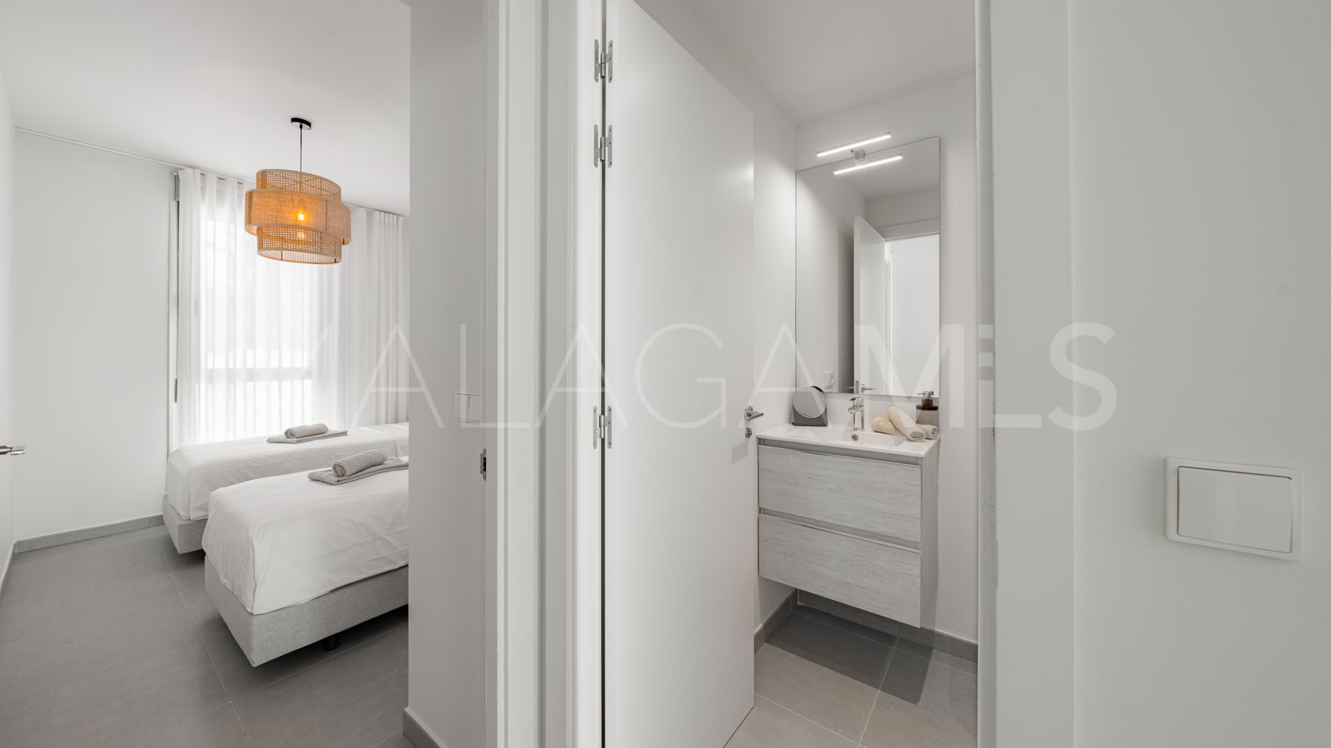 For sale duplex penthouse in Estepona with 3 bedrooms
