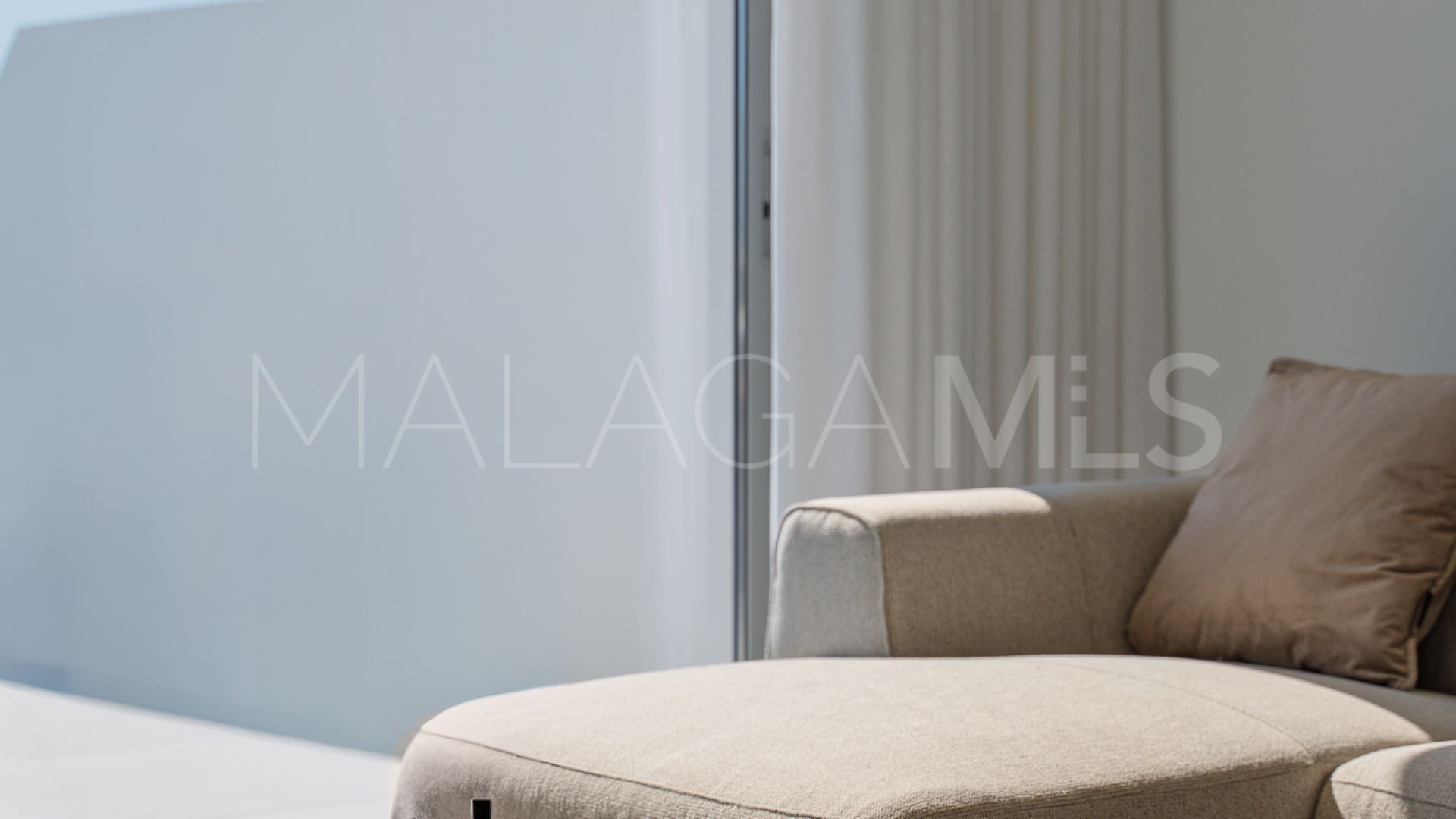 For sale duplex penthouse in Estepona with 3 bedrooms