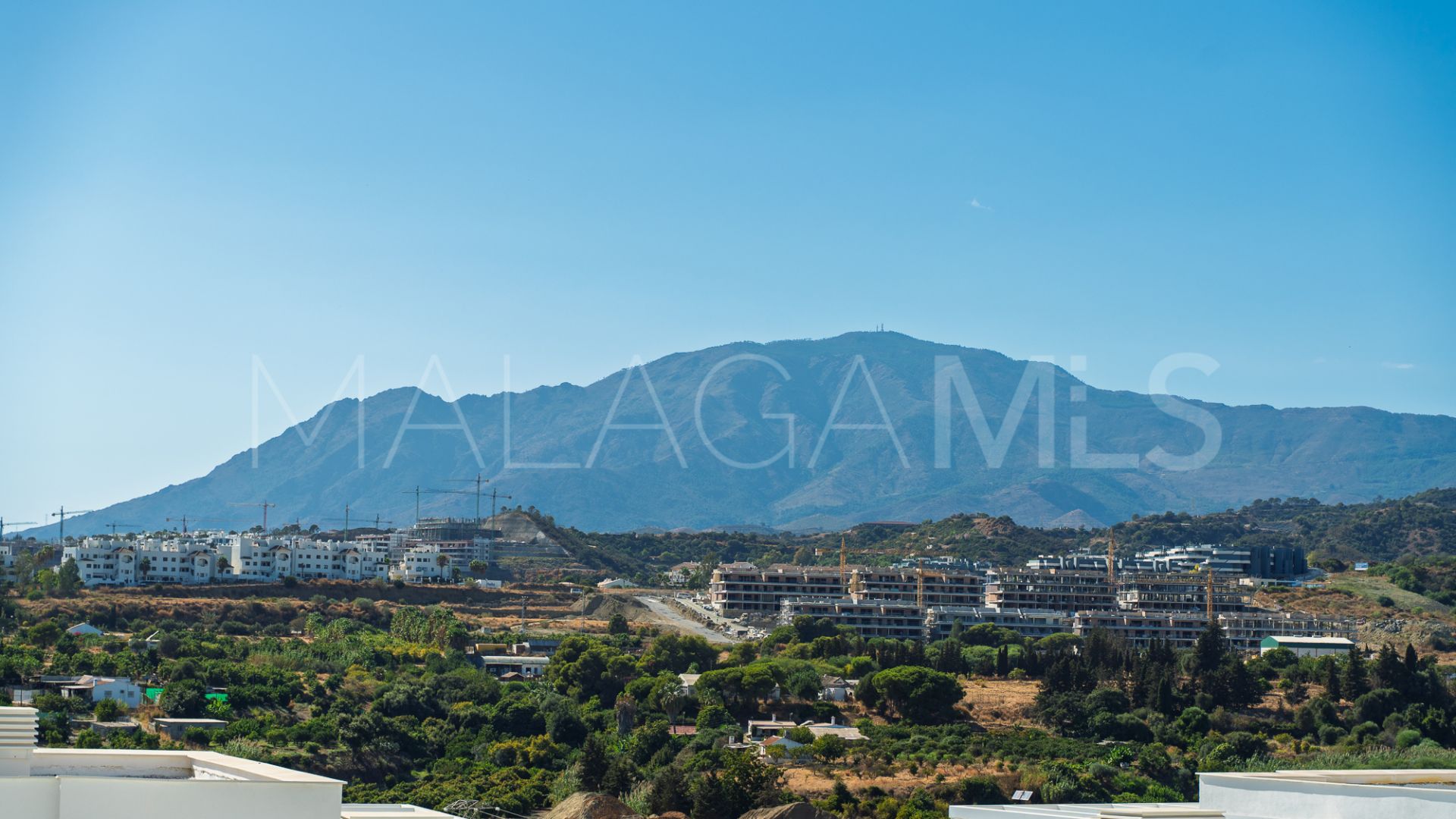For sale duplex penthouse in Estepona with 3 bedrooms