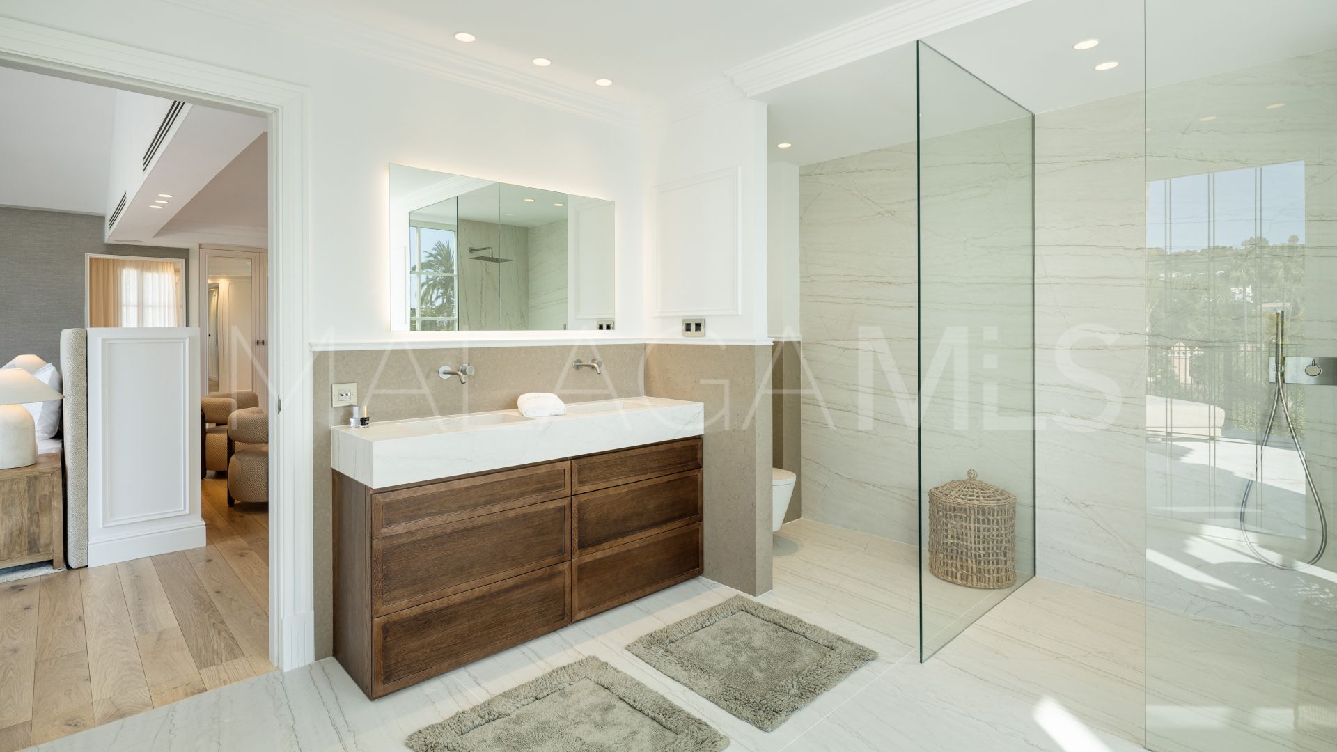 Villa for sale in Nueva Andalucia
