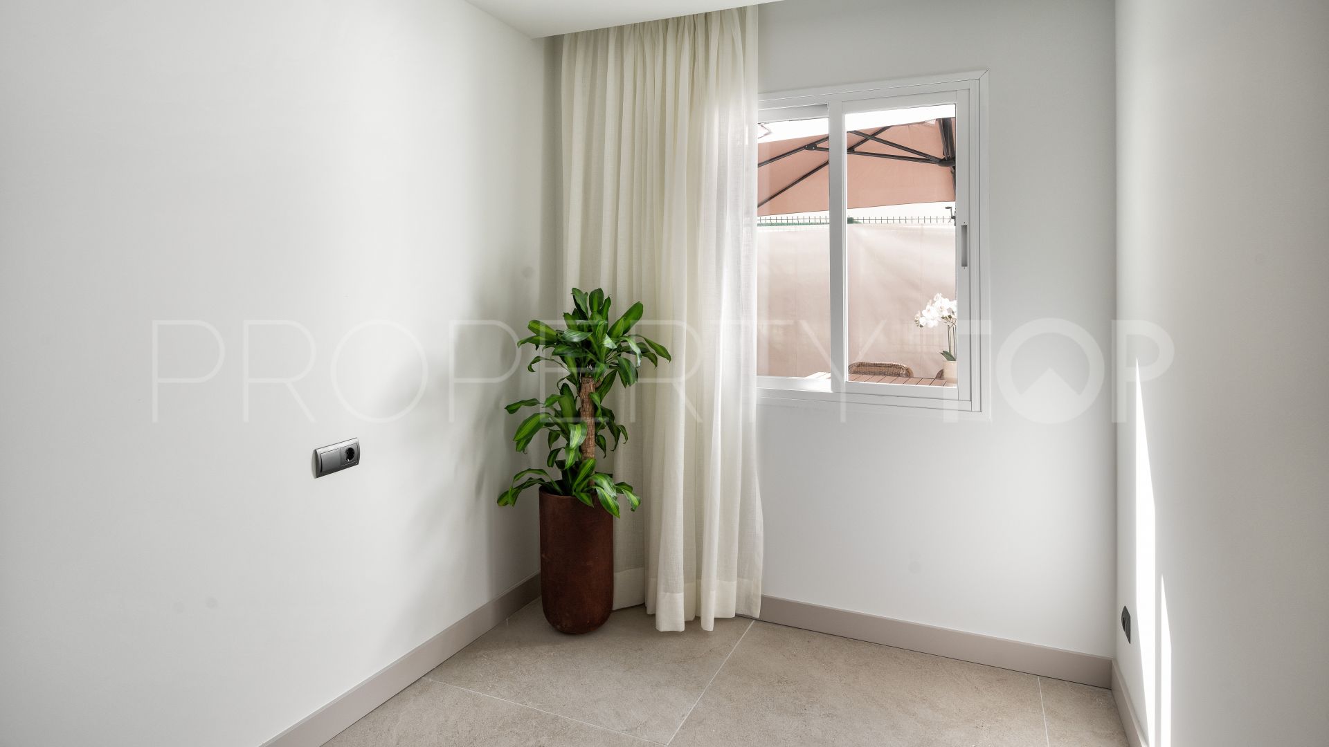 2 bedrooms Estepona Town apartment for sale