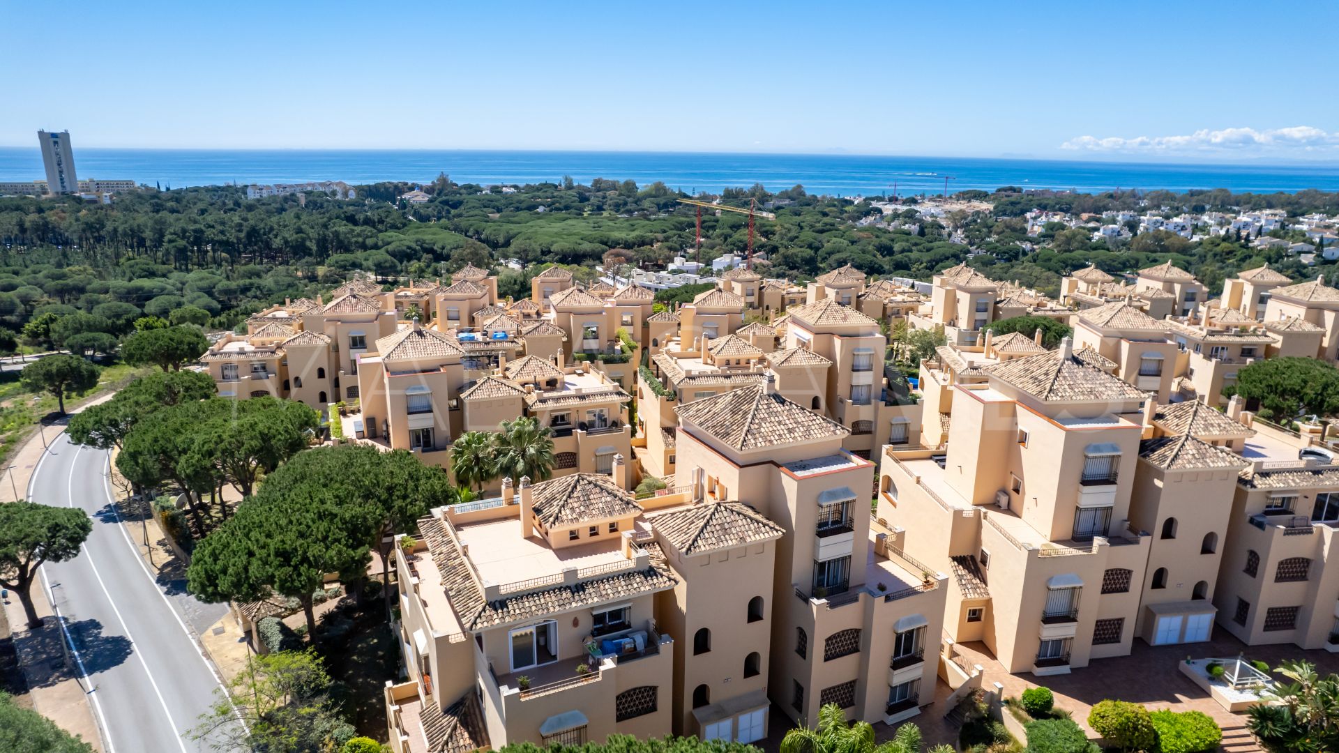 Duplex penthouse with 4 bedrooms for sale in Hacienda Elviria