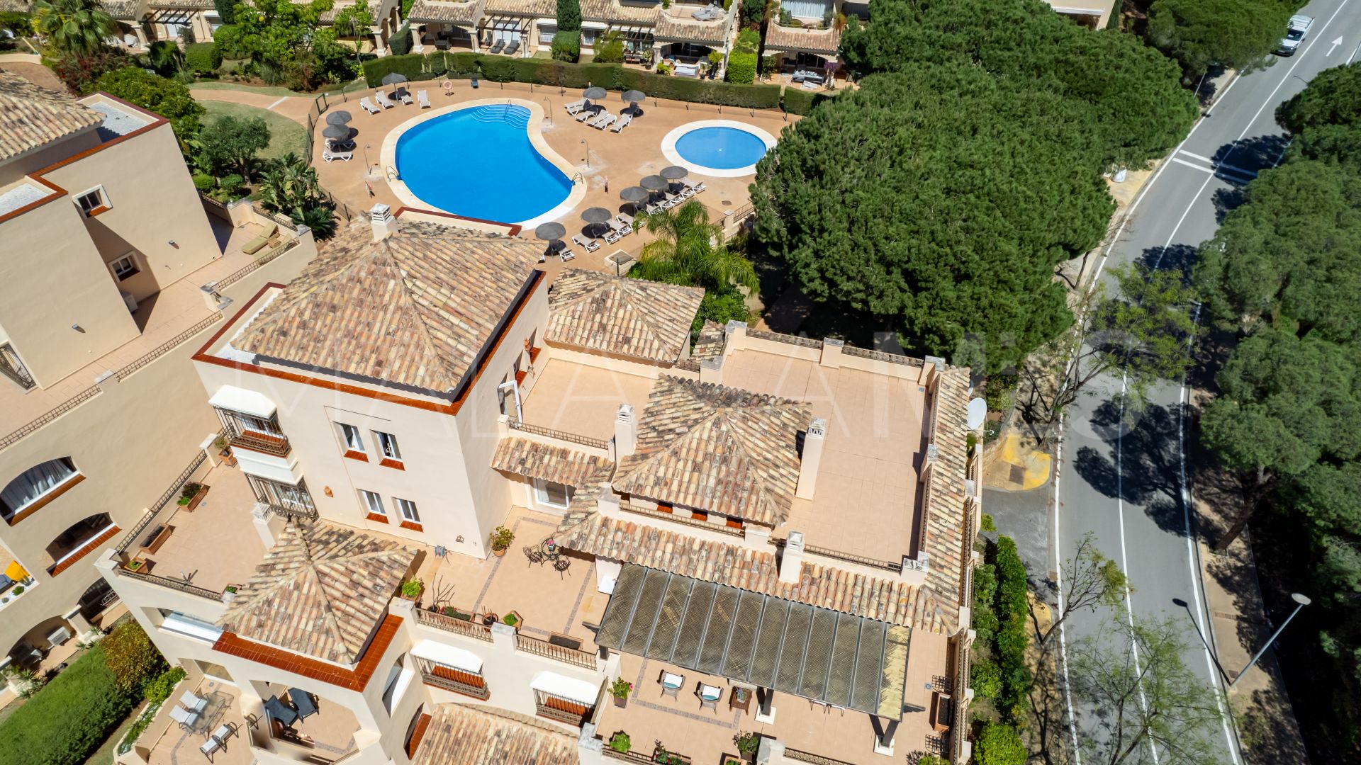 Duplex penthouse with 4 bedrooms for sale in Hacienda Elviria