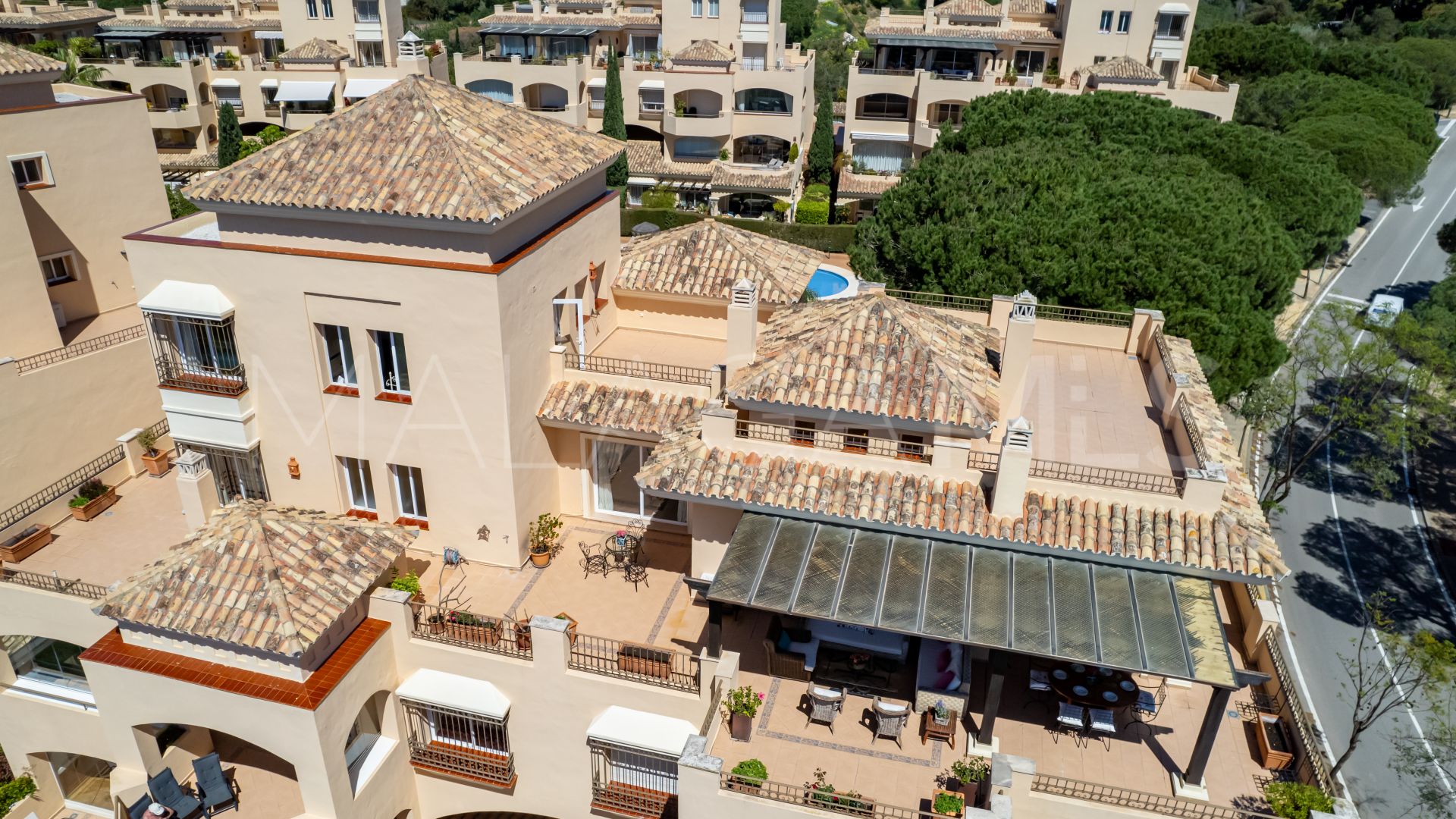 Duplex penthouse with 4 bedrooms for sale in Hacienda Elviria