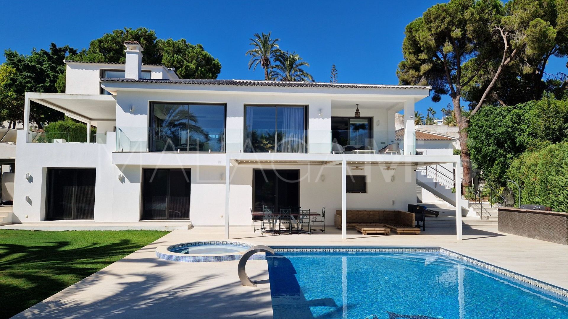 Villa for sale in Nueva Andalucia