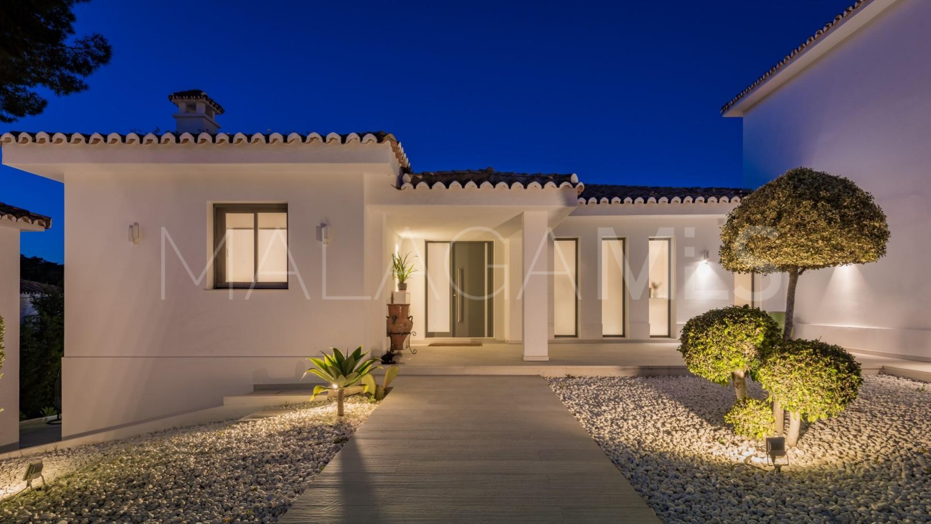 Buy villa de 7 bedrooms in Nueva Andalucia