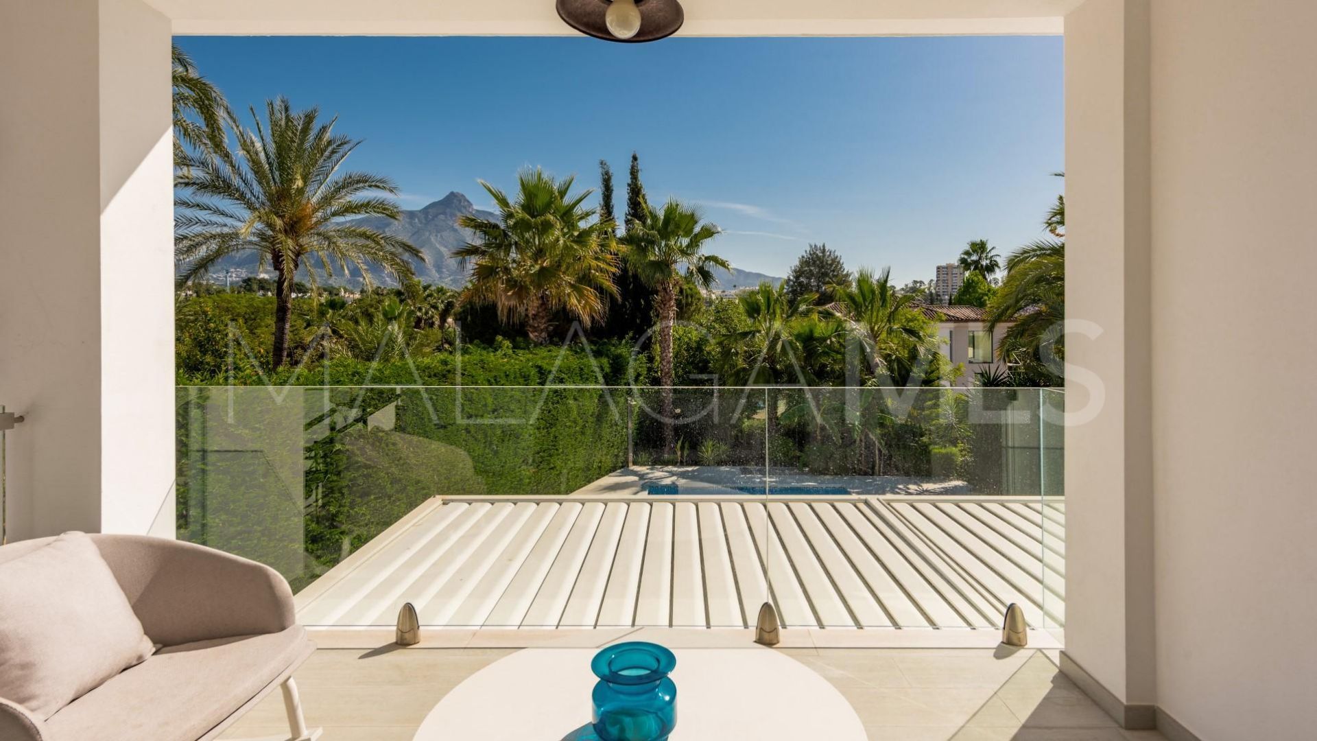 Buy villa de 7 bedrooms in Nueva Andalucia