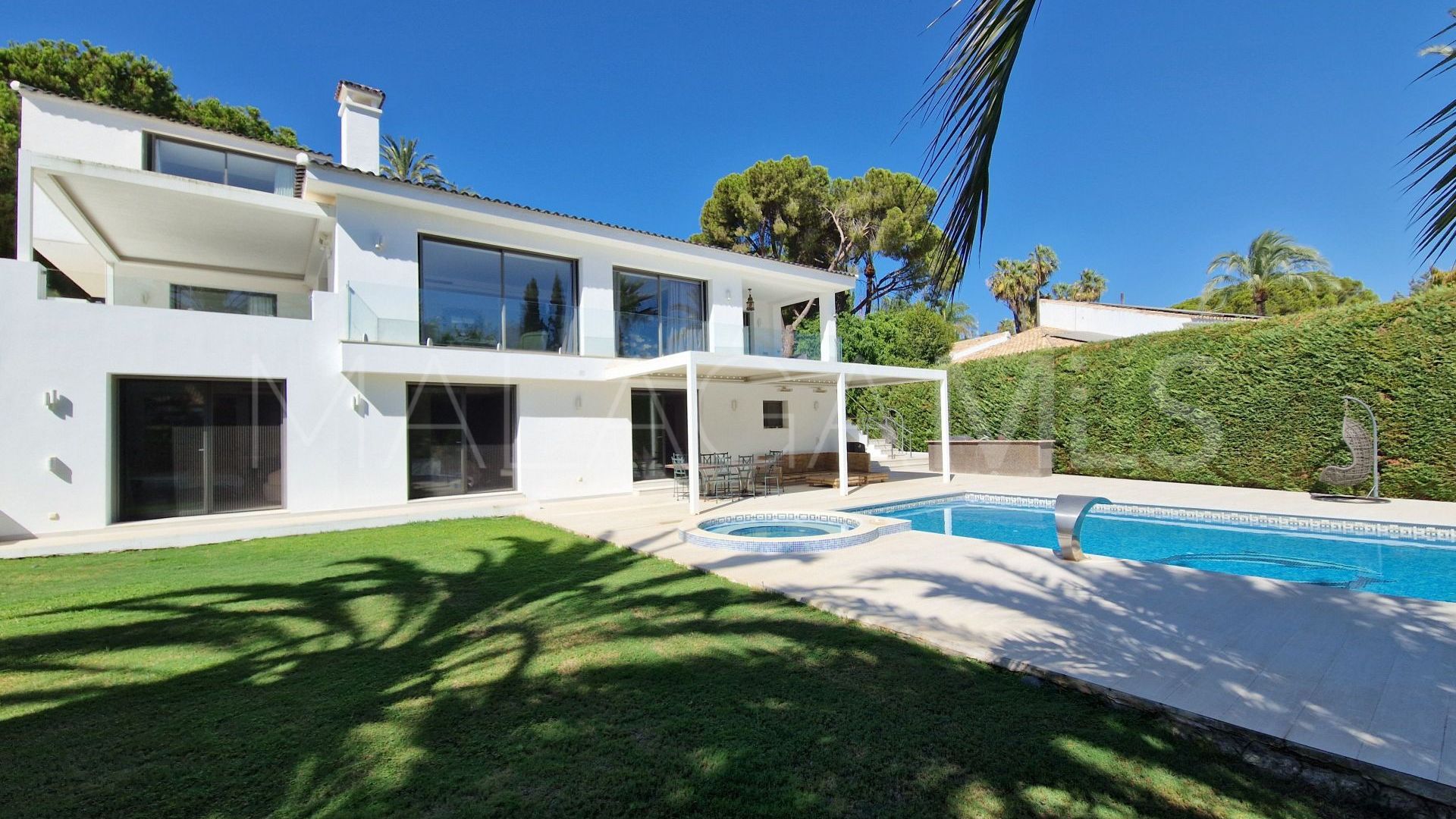 Villa for sale in Nueva Andalucia