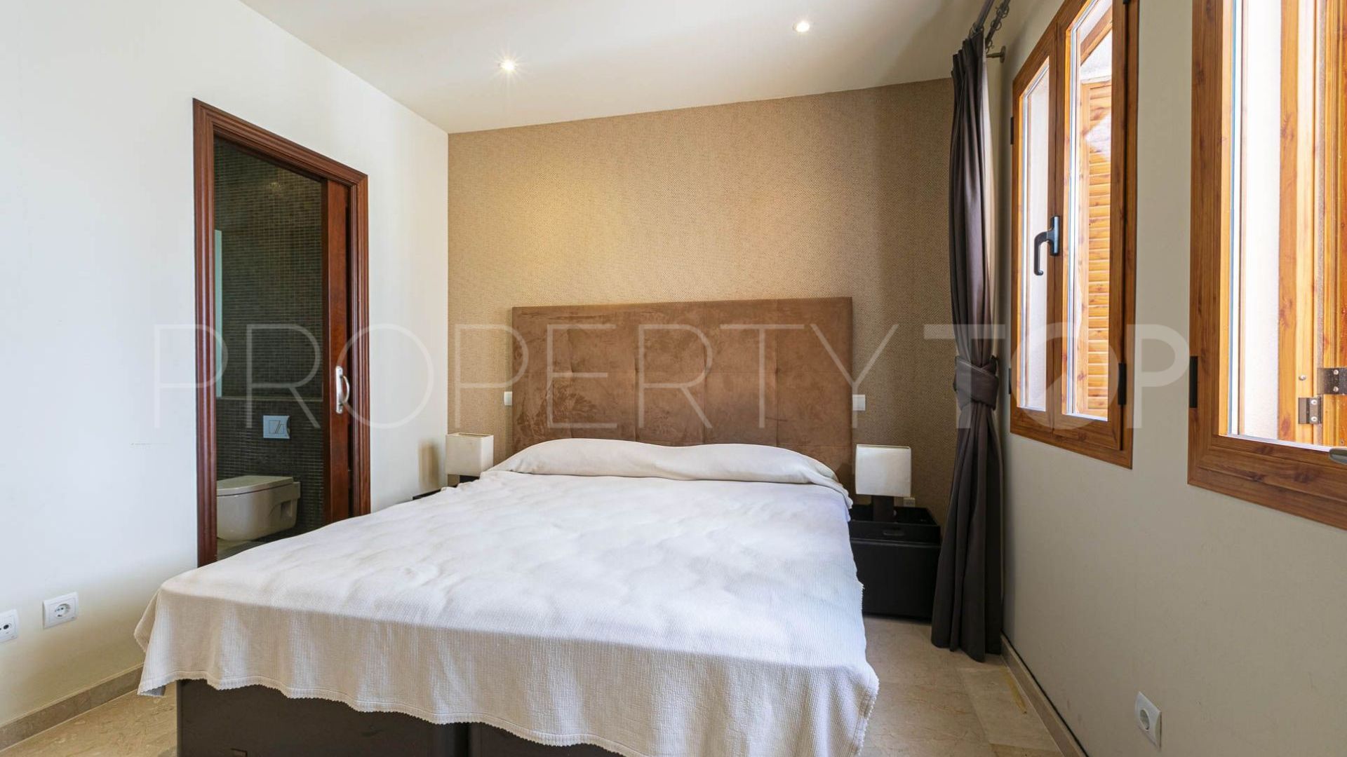 2 bedrooms Nueva Andalucia penthouse for sale
