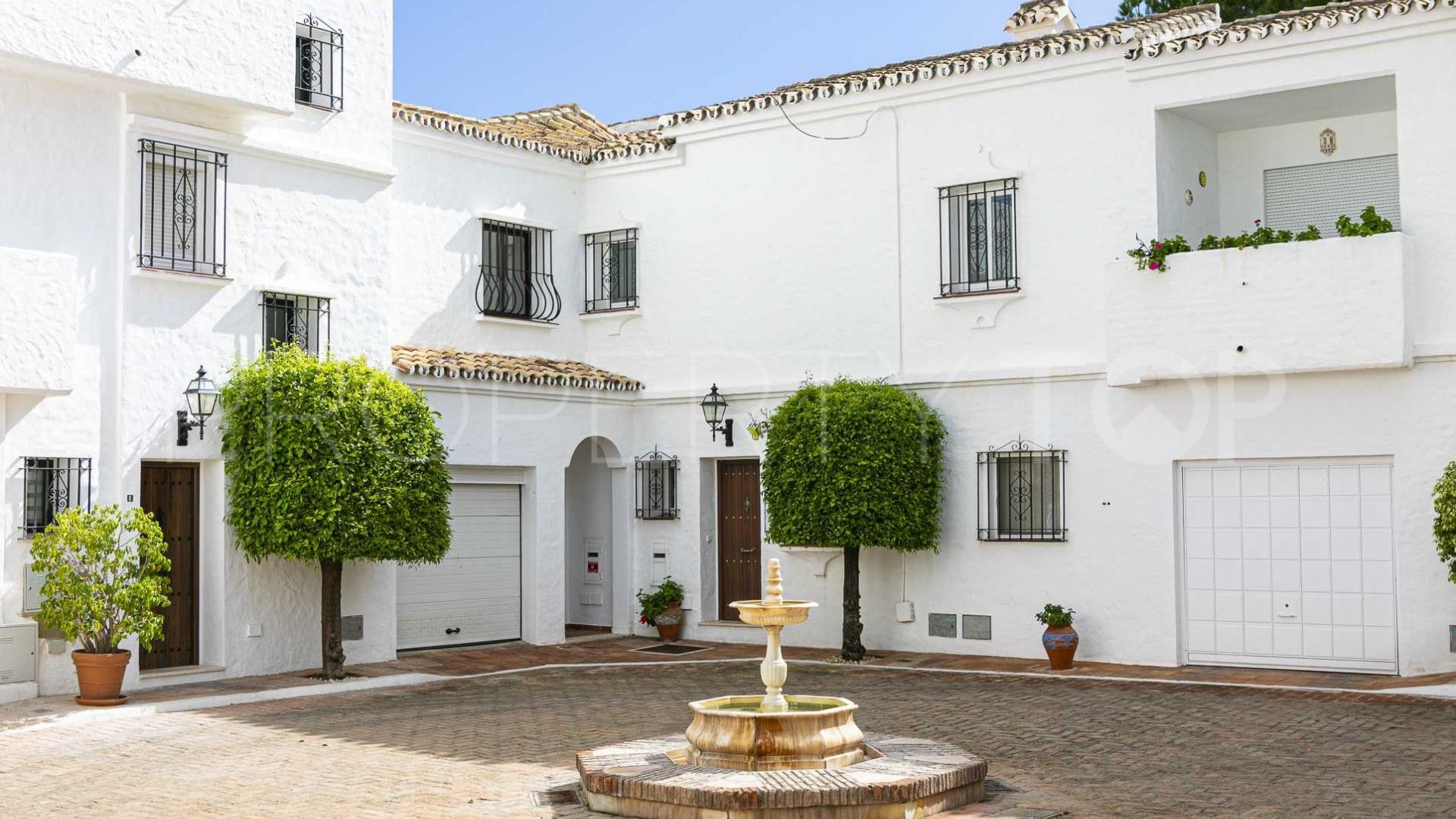 Nueva Andalucia, adosado con 2 dormitorios en venta