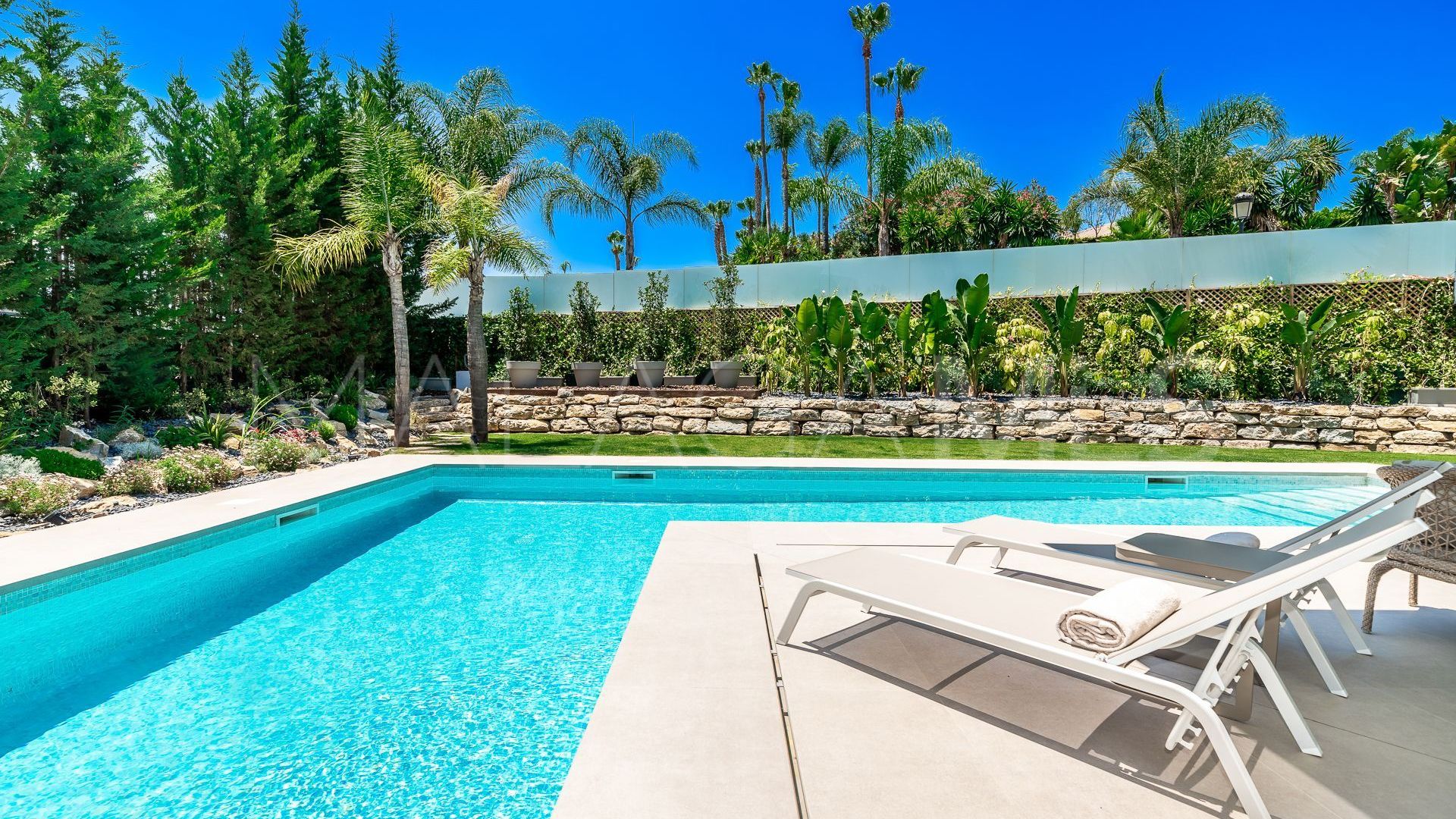 Villa for sale in Nueva Andalucia