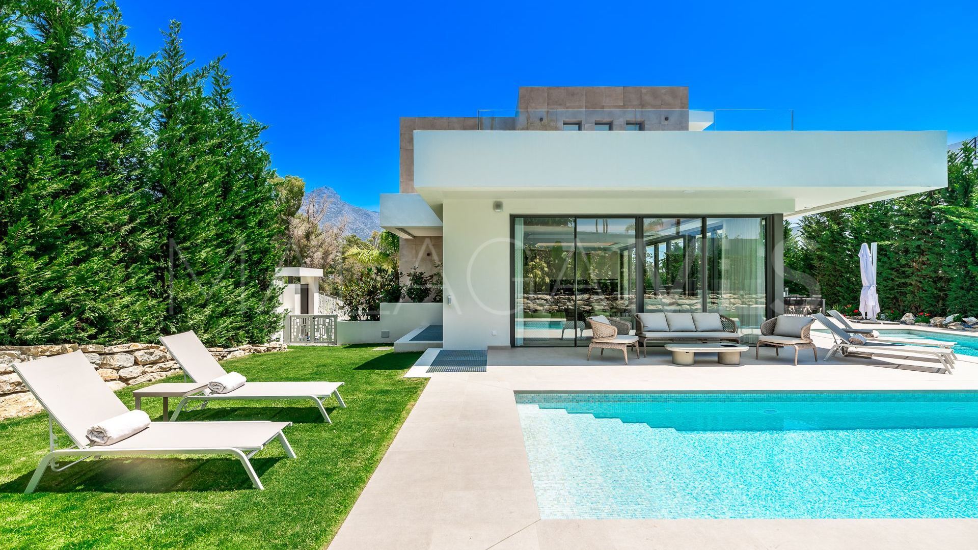 Villa for sale in Nueva Andalucia