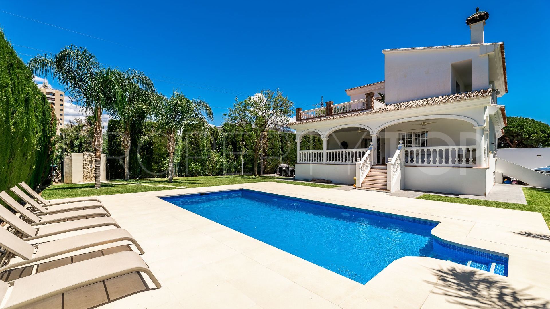 For sale villa with 6 bedrooms in Nueva Andalucia