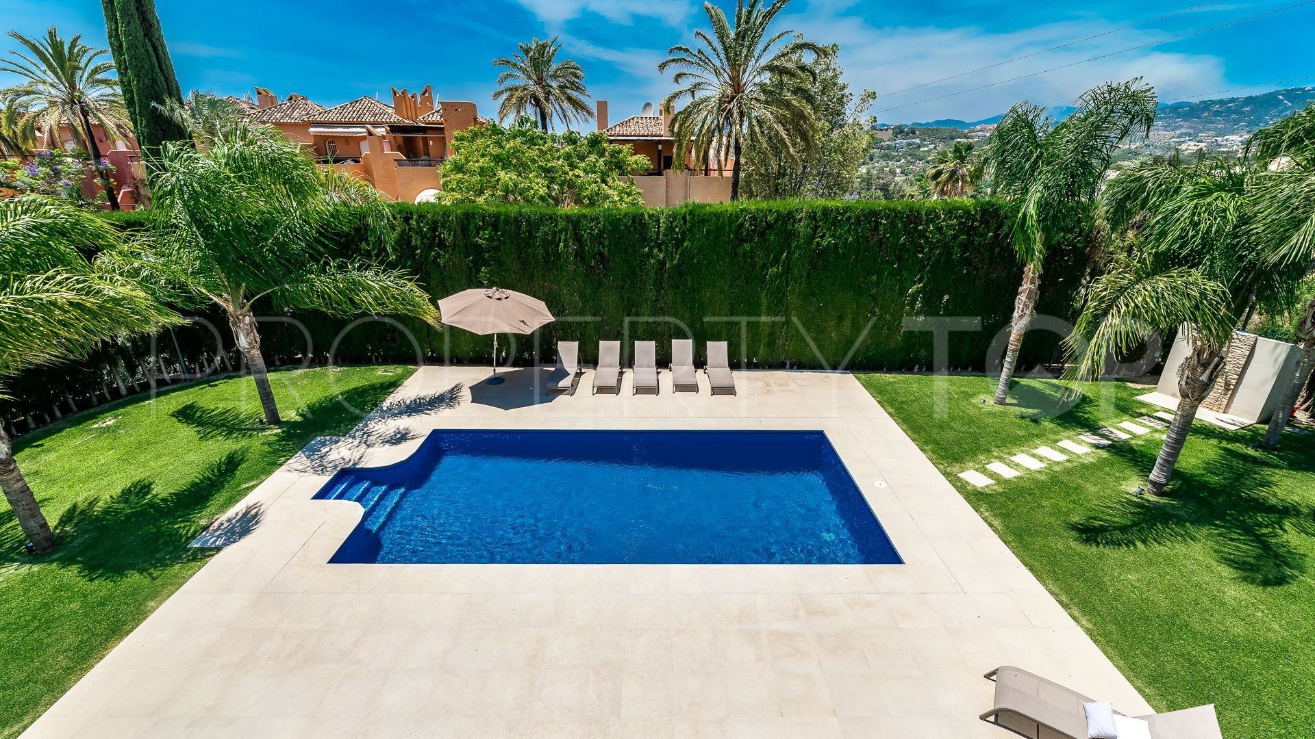 Villa en venta en Nueva Andalucia con 6 dormitorios