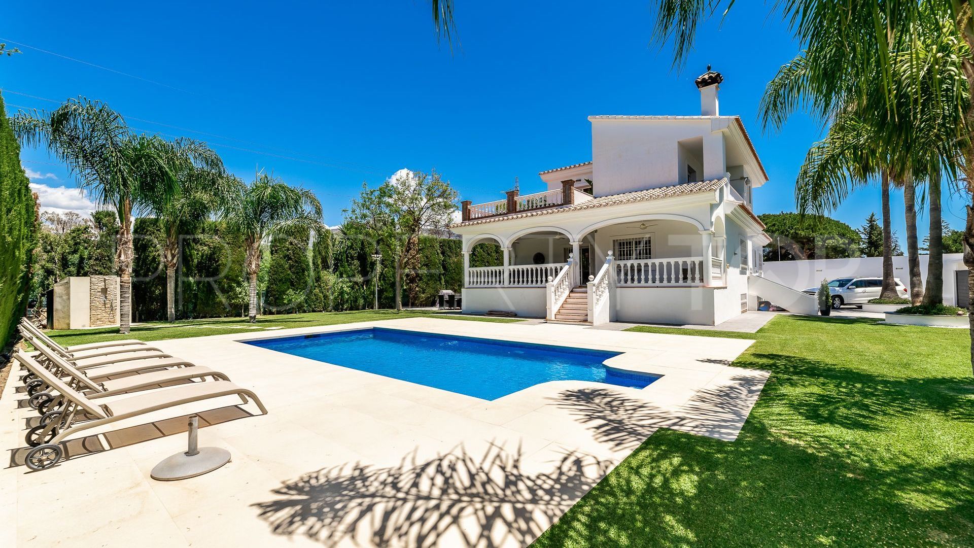 For sale villa with 6 bedrooms in Nueva Andalucia