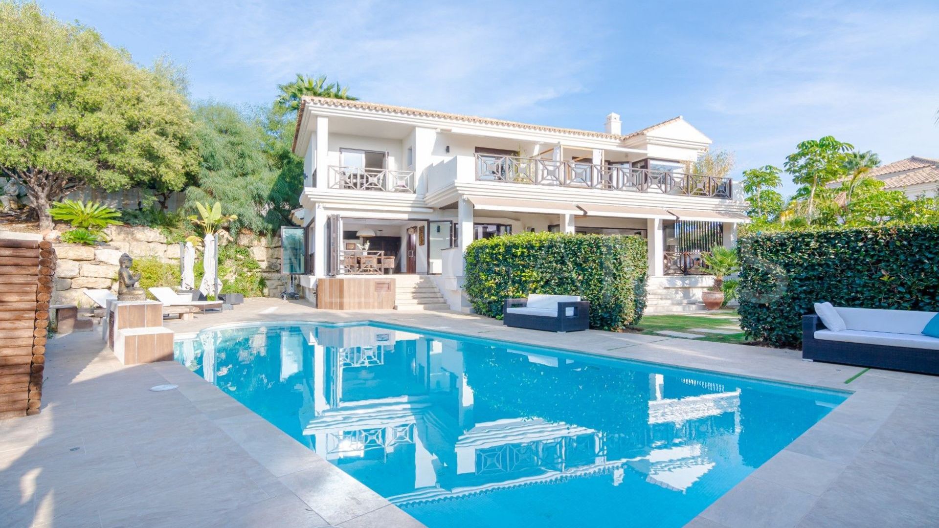 Villa for sale in Nueva Andalucia