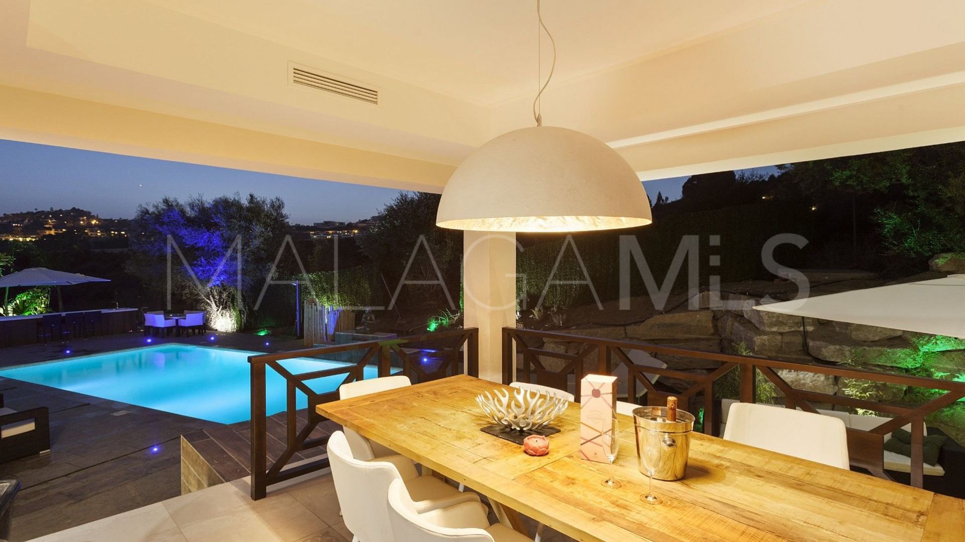 Villa for sale in Nueva Andalucia