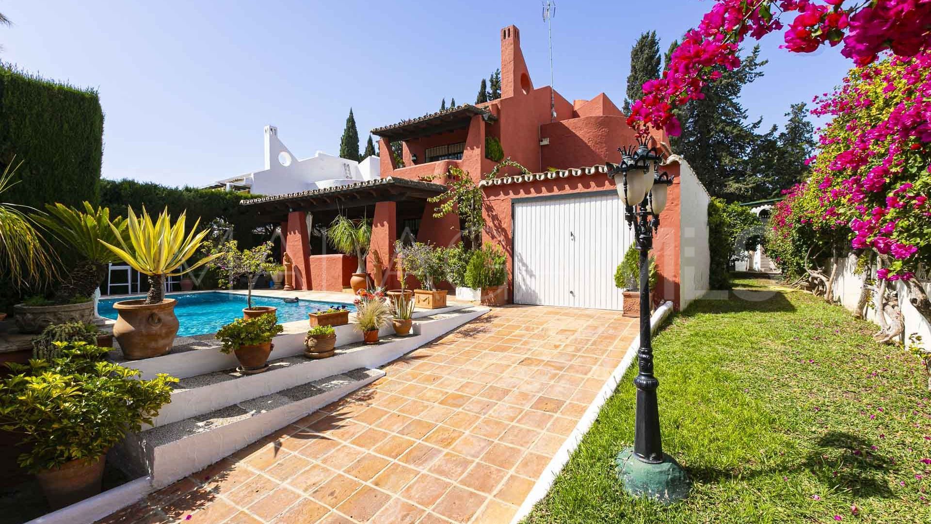 Villa for sale in Nueva Andalucia