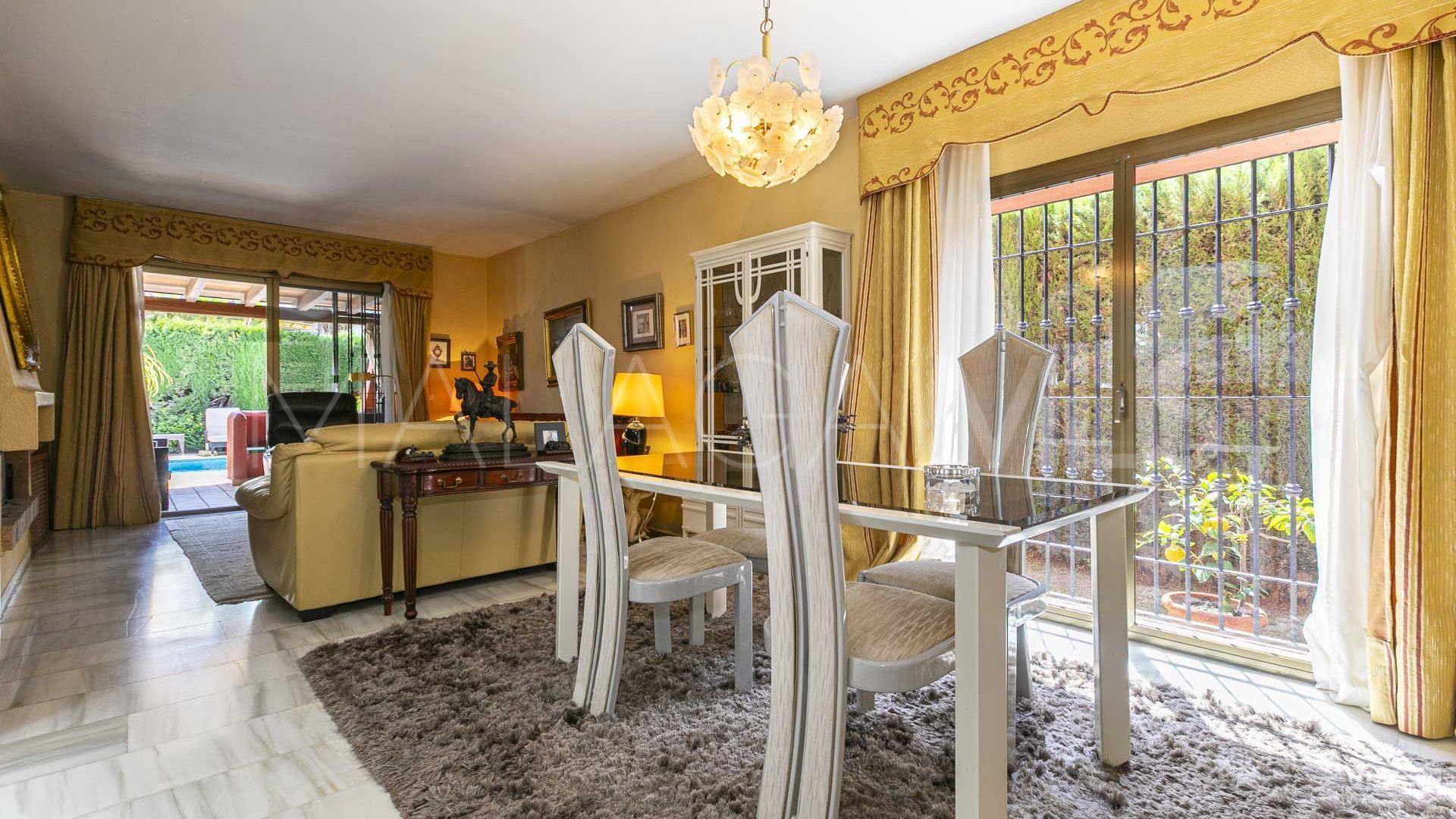 Villa for sale in Nueva Andalucia