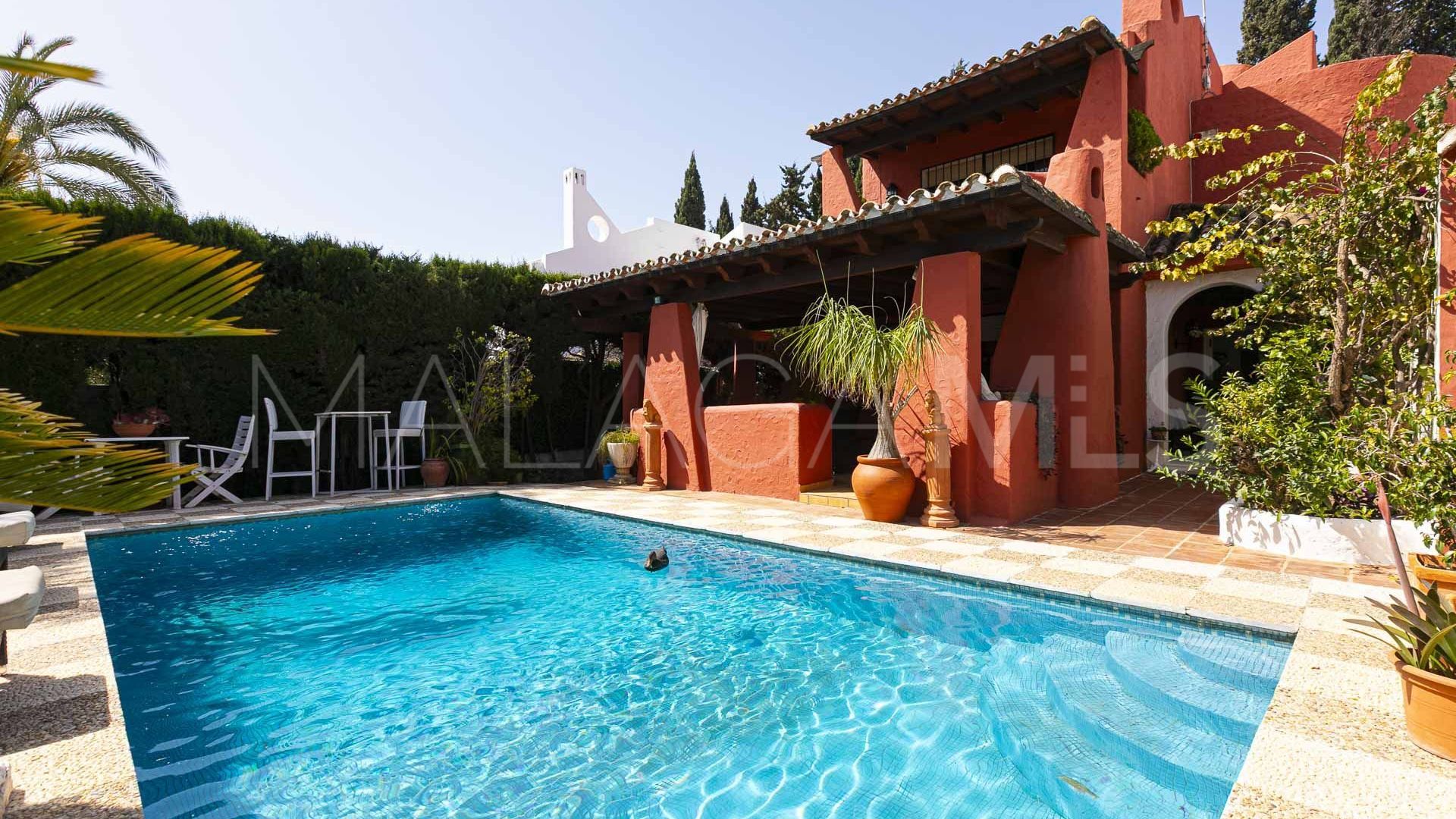 Villa for sale in Nueva Andalucia