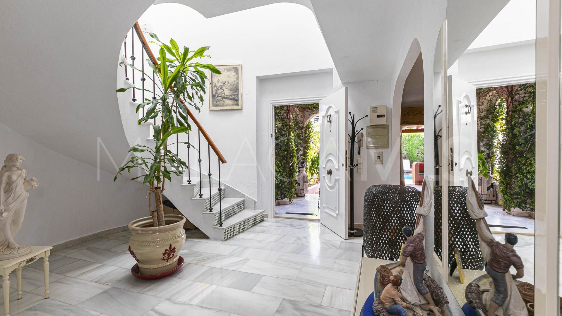 Villa for sale in Nueva Andalucia