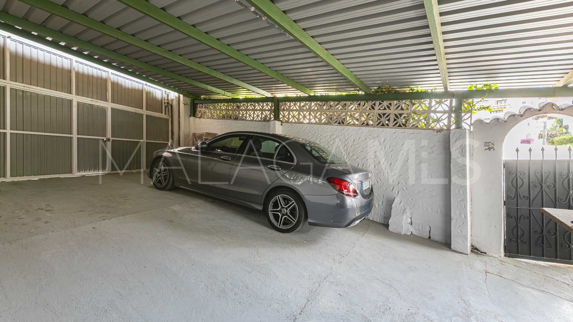 Villa for sale in Nueva Andalucia