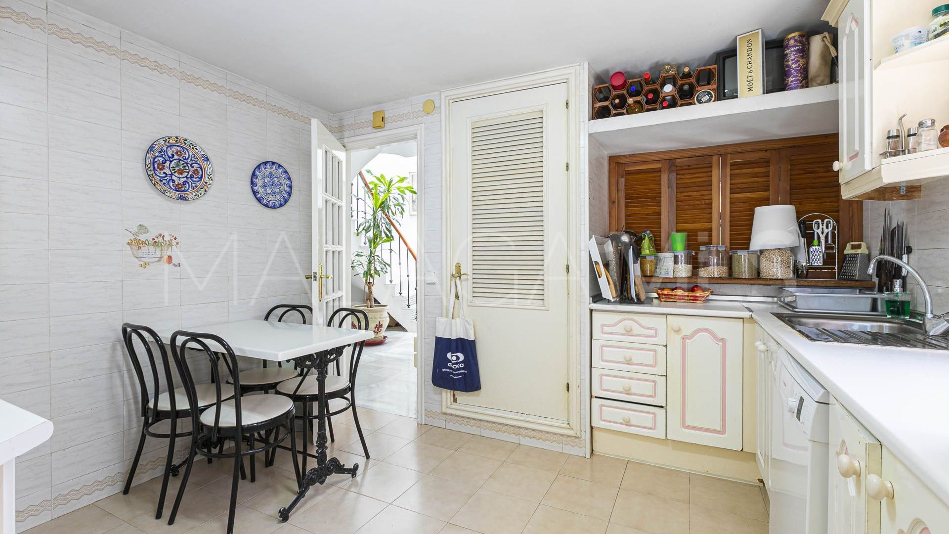 Villa for sale in Nueva Andalucia