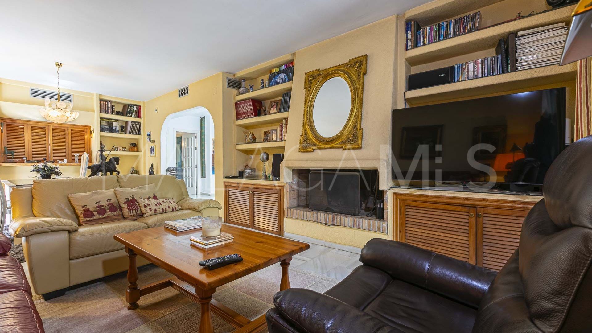 Villa for sale in Nueva Andalucia