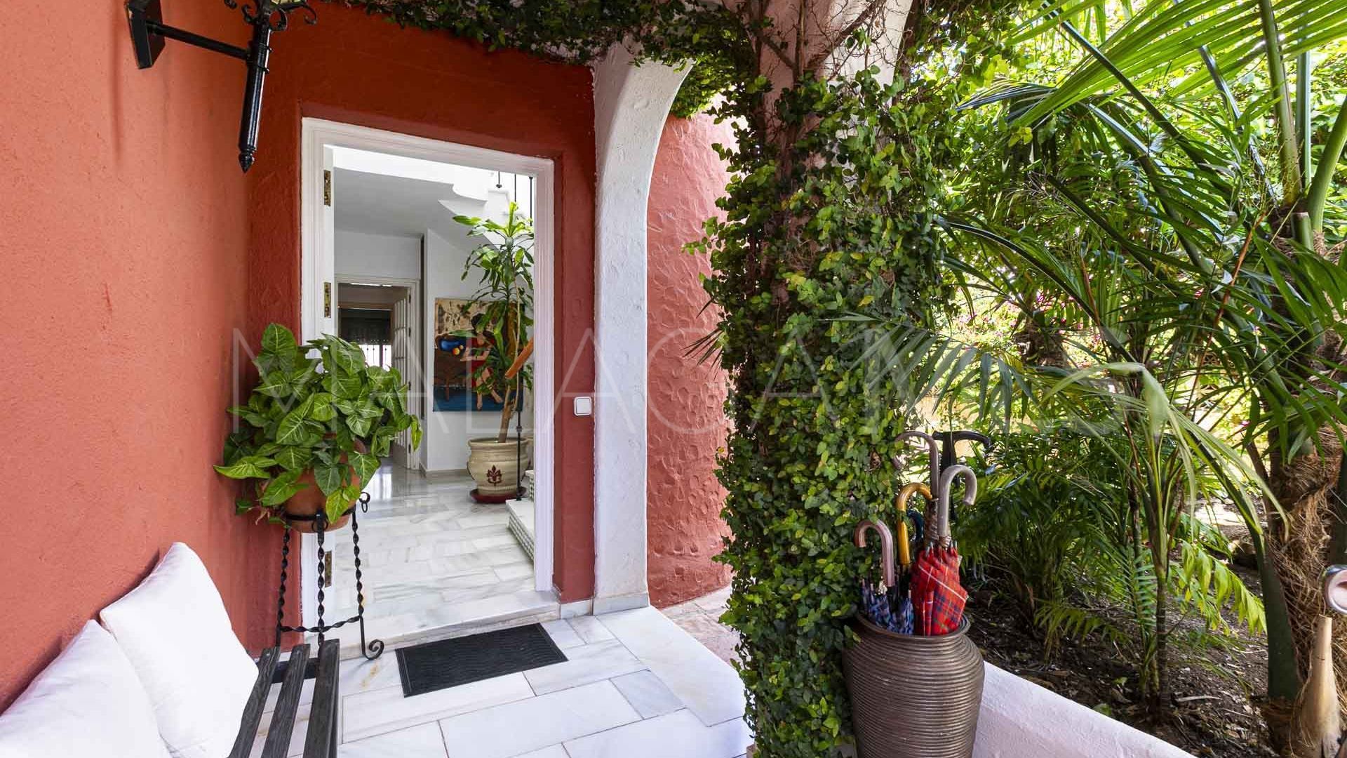 Villa for sale in Nueva Andalucia