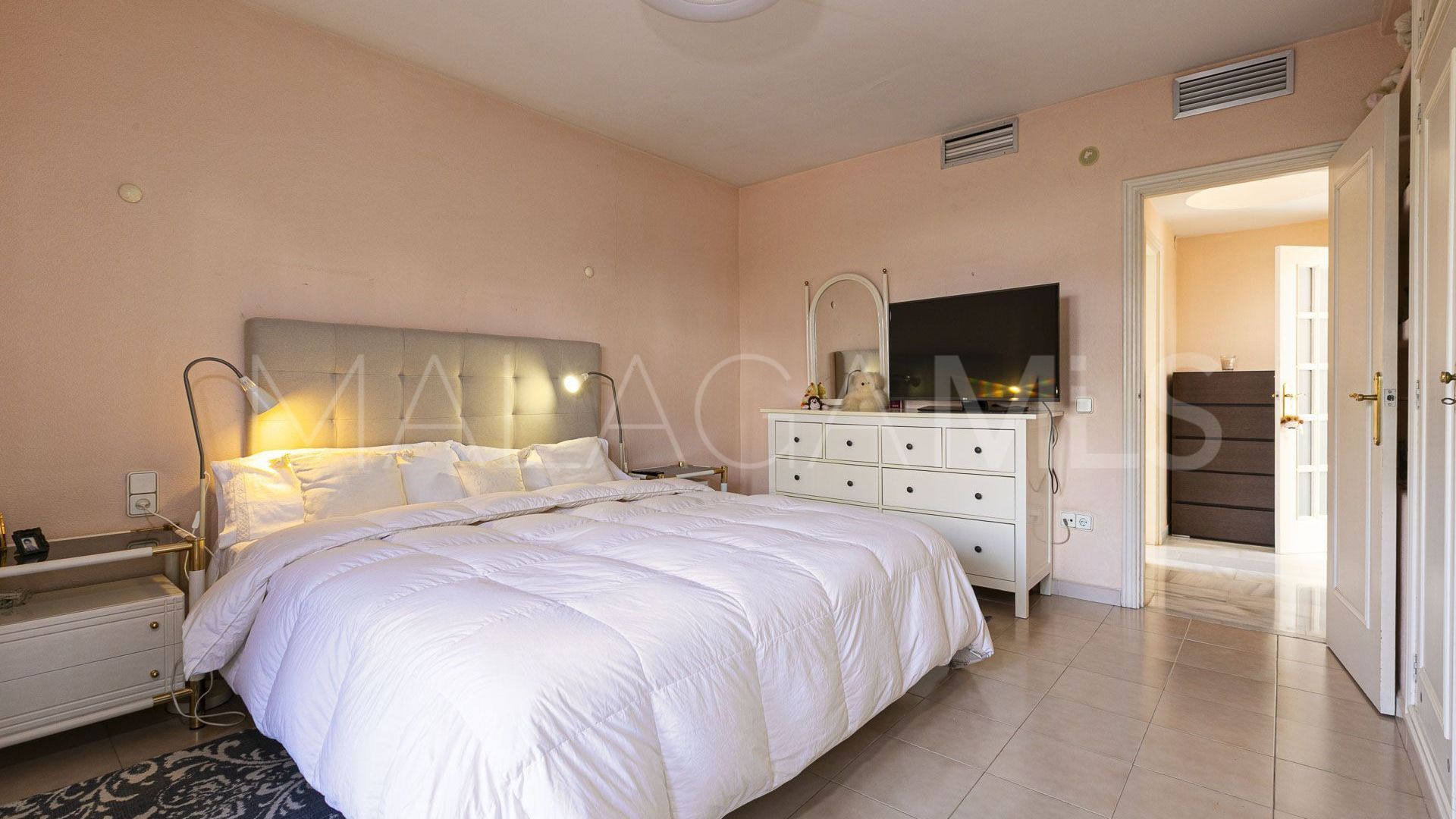 Villa for sale in Nueva Andalucia