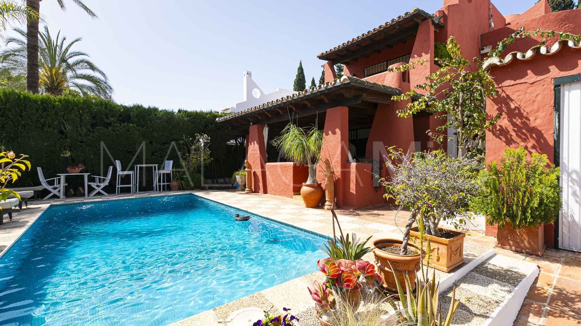 Villa for sale in Nueva Andalucia
