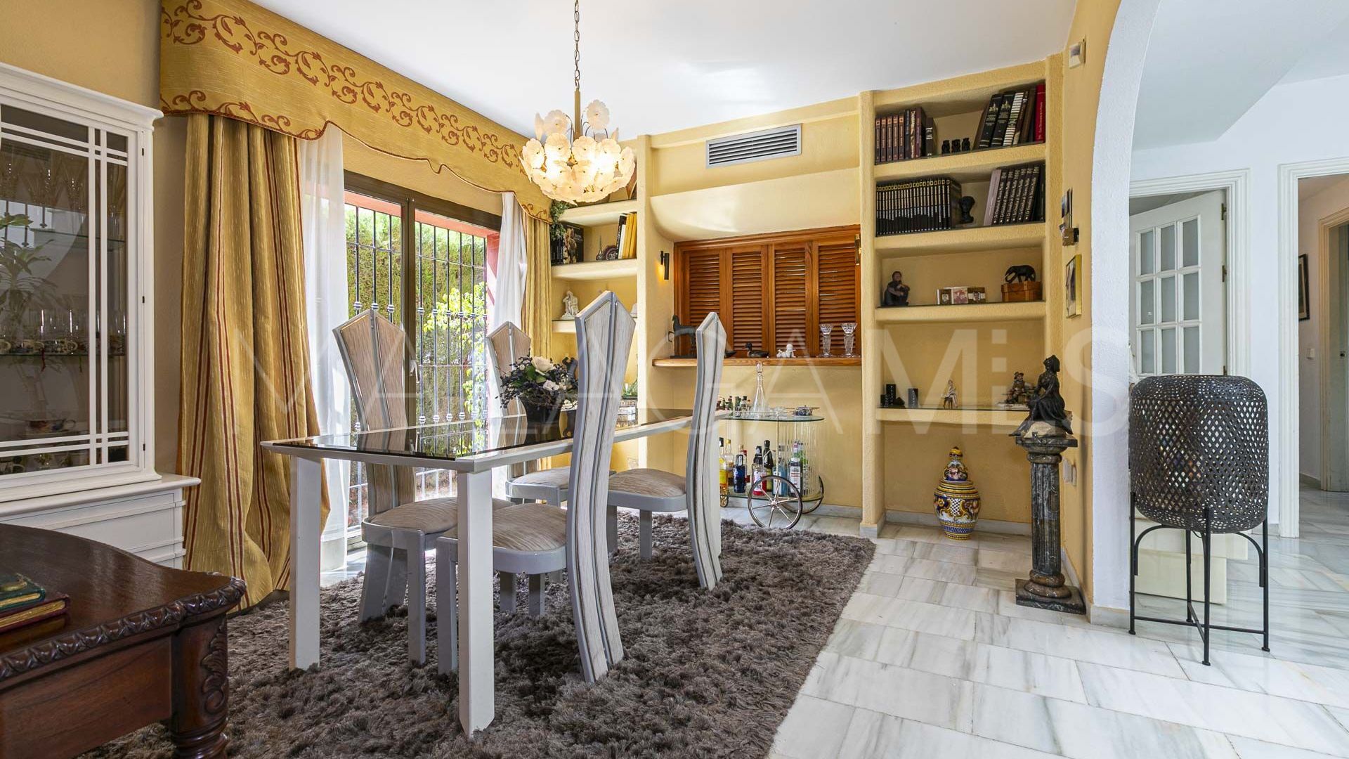 Villa for sale in Nueva Andalucia