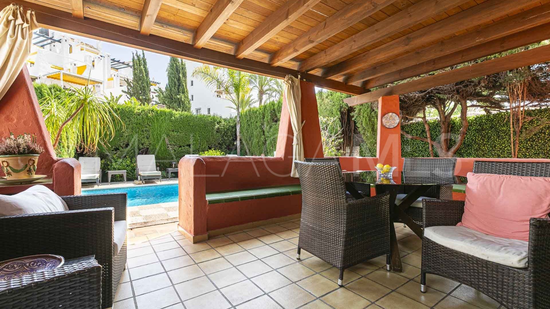 Villa for sale in Nueva Andalucia