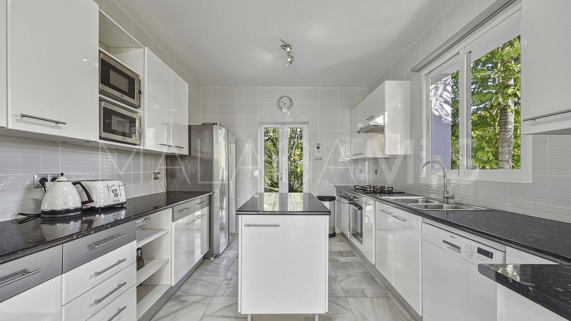 Villa with 8 bedrooms a la venta in Nueva Andalucia