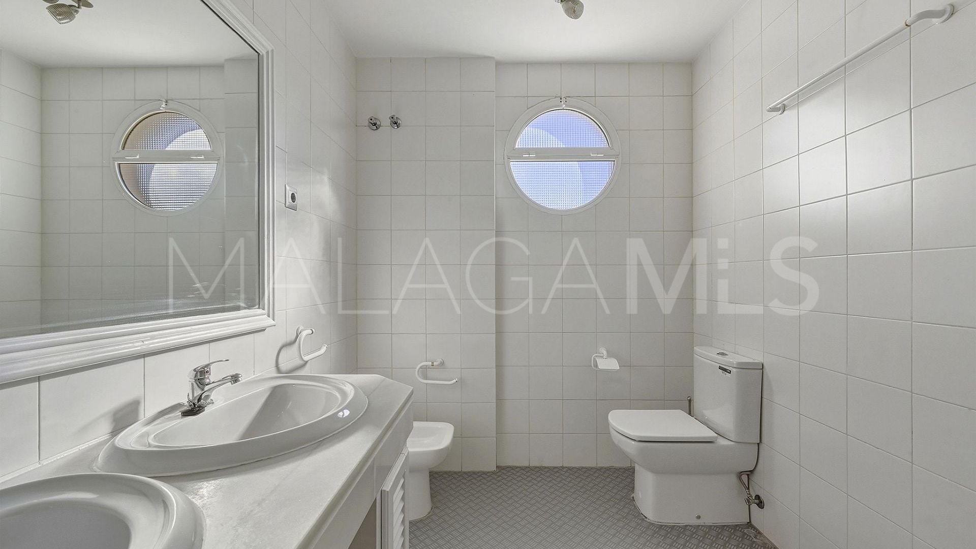 Villa with 8 bedrooms a la venta in Nueva Andalucia