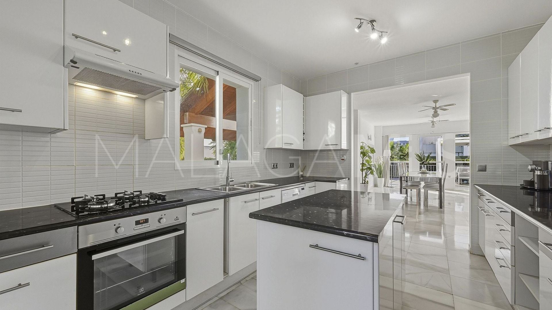 Villa with 8 bedrooms a la venta in Nueva Andalucia