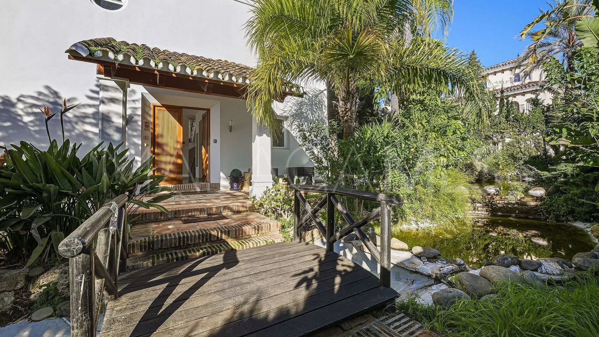 Villa with 8 bedrooms a la venta in Nueva Andalucia