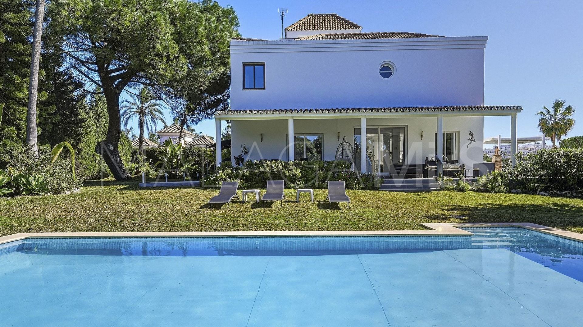 Villa with 8 bedrooms a la venta in Nueva Andalucia