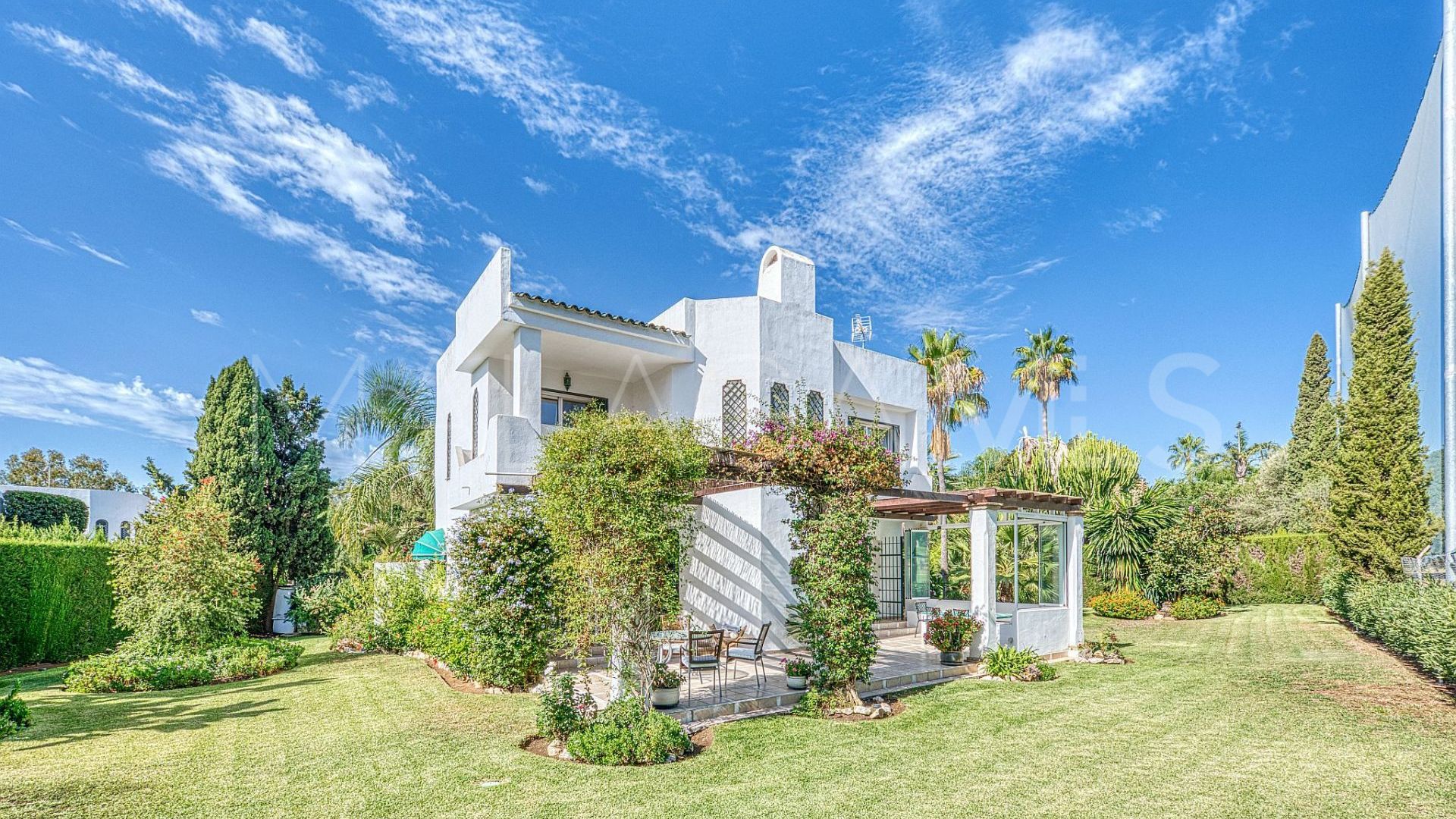 Villa for sale in Nueva Andalucia