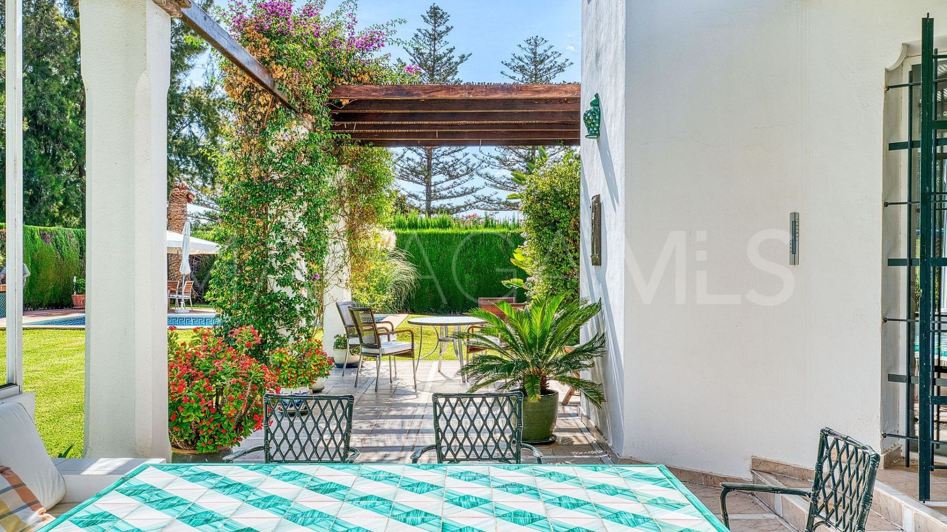 Villa for sale in Nueva Andalucia