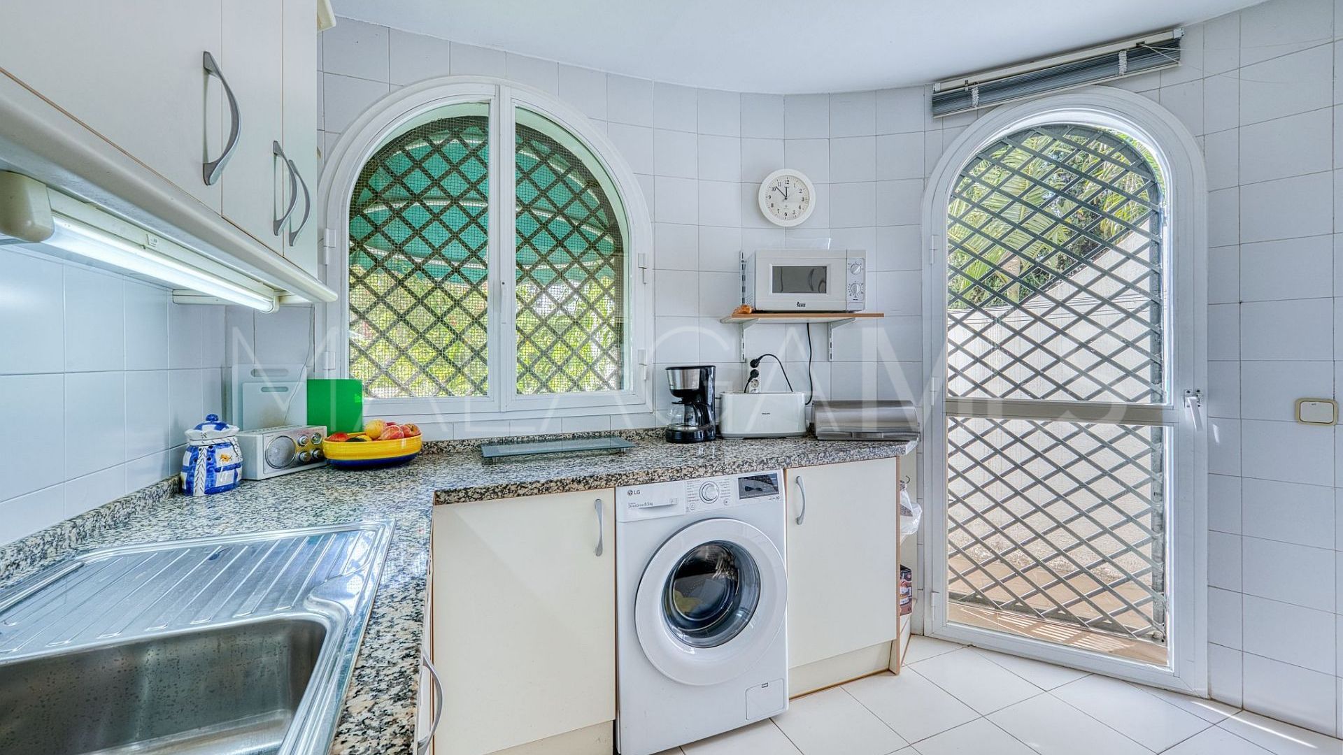 Villa for sale in Nueva Andalucia